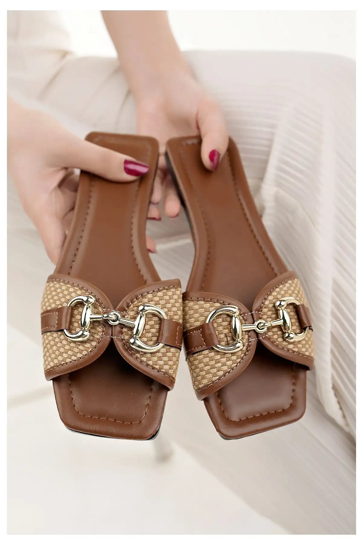 دمپایی روزمره زنانه تزیین شده با بافت حصیری رنگ قهوهای، شیک و مناسب برای استفاده در تابستان، خانه، سواحل و محل کار. - 5720 دمپایی روزمره زنانه تزیین شده با بافت حصیری رنگ قهوهای، شیک و مناسب برای استفاده در تابستان، خانه، سواحل و محل کار. - 5720