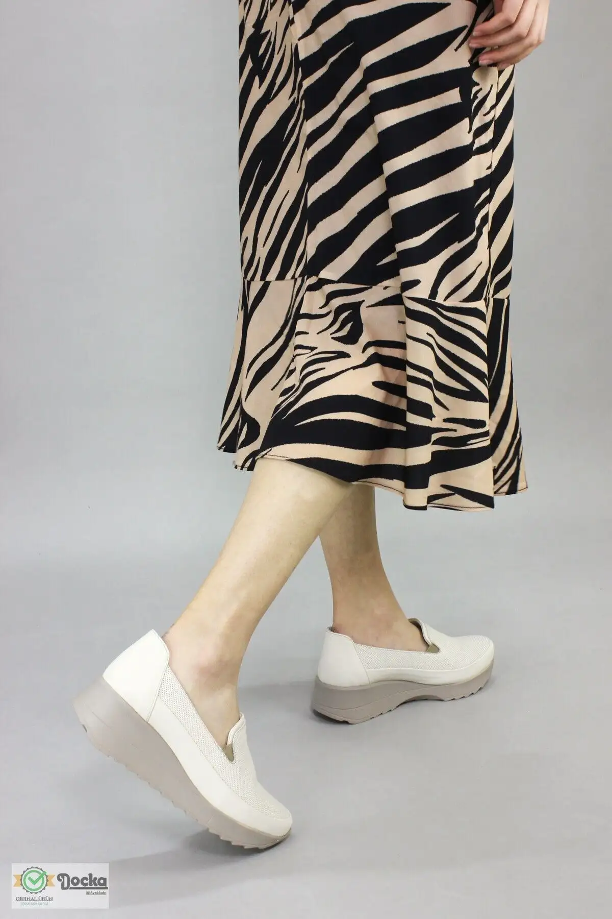 کفش ورزشی روزمره زنانه تابستانی پاشنه بلند اورتوپدیک از چرم طبیعی - 5551 کفش ورزشی روزمره زنانه تابستانی پاشنه بلند اورتوپدیک از چرم طبیعی - 5551