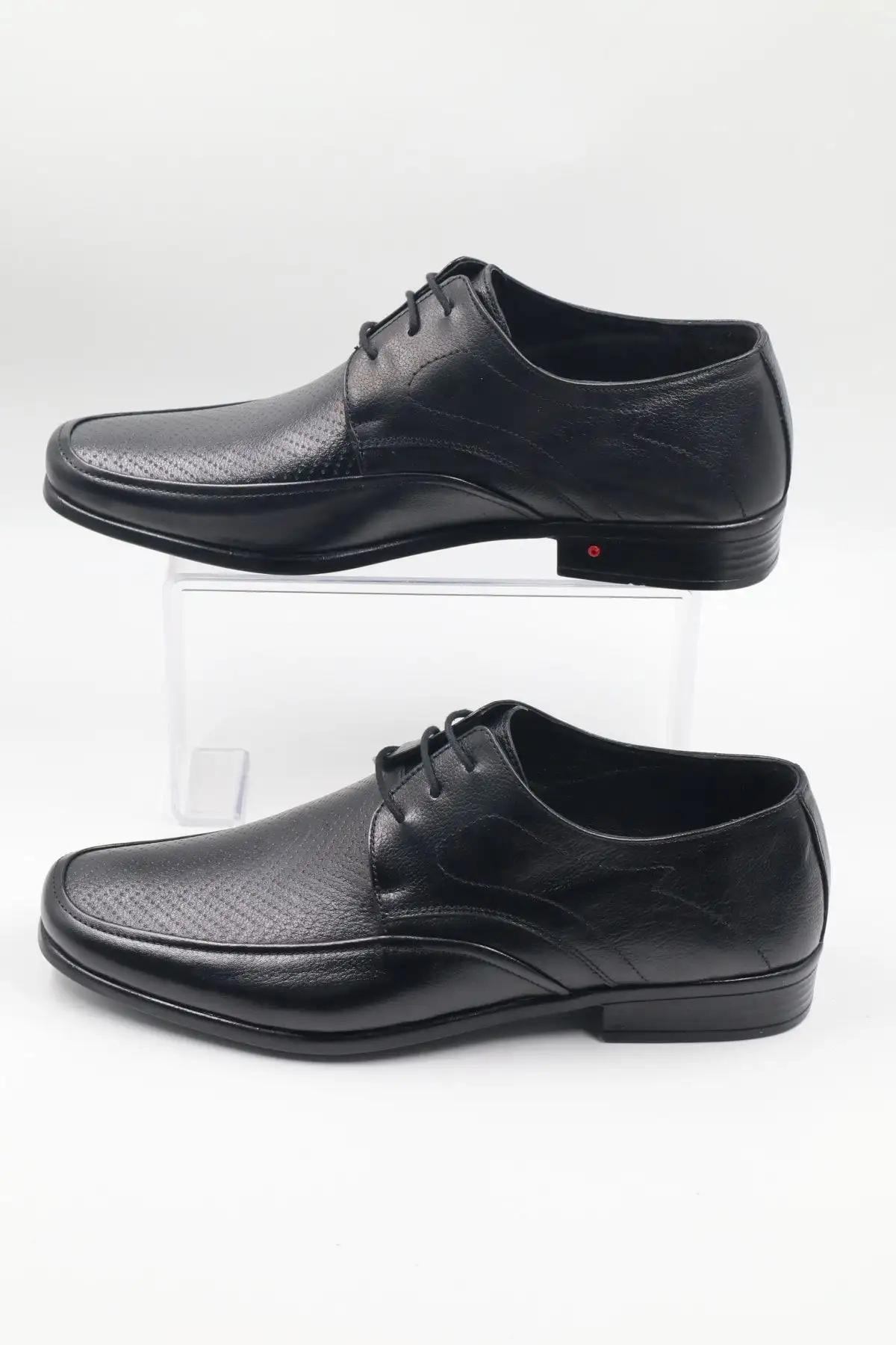 کفش رسمی مردانه  کلاسیک  با رویه و زیره چرم طبیعی مشکی بنددار مناسب استفاده روزمره - 7025 کفش رسمی مردانه کلاسیک با رویه و زیره چرم طبیعی مشکی بنددار مناسب استفاده روزمره - 7025