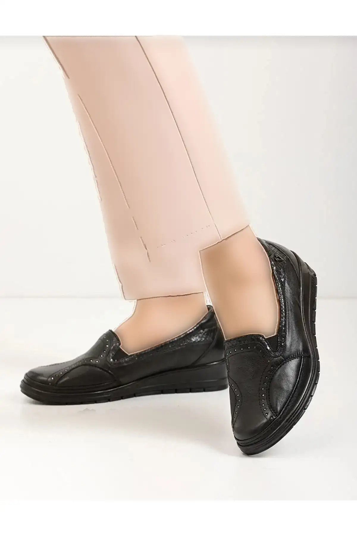 کفش ورزشی روزمره زنانه کژوال مخصوص پای اورتوپدی با بالشتک استخوانی ساخته شده از چرم طبیعی ۲۵۱۰۹ - 5562