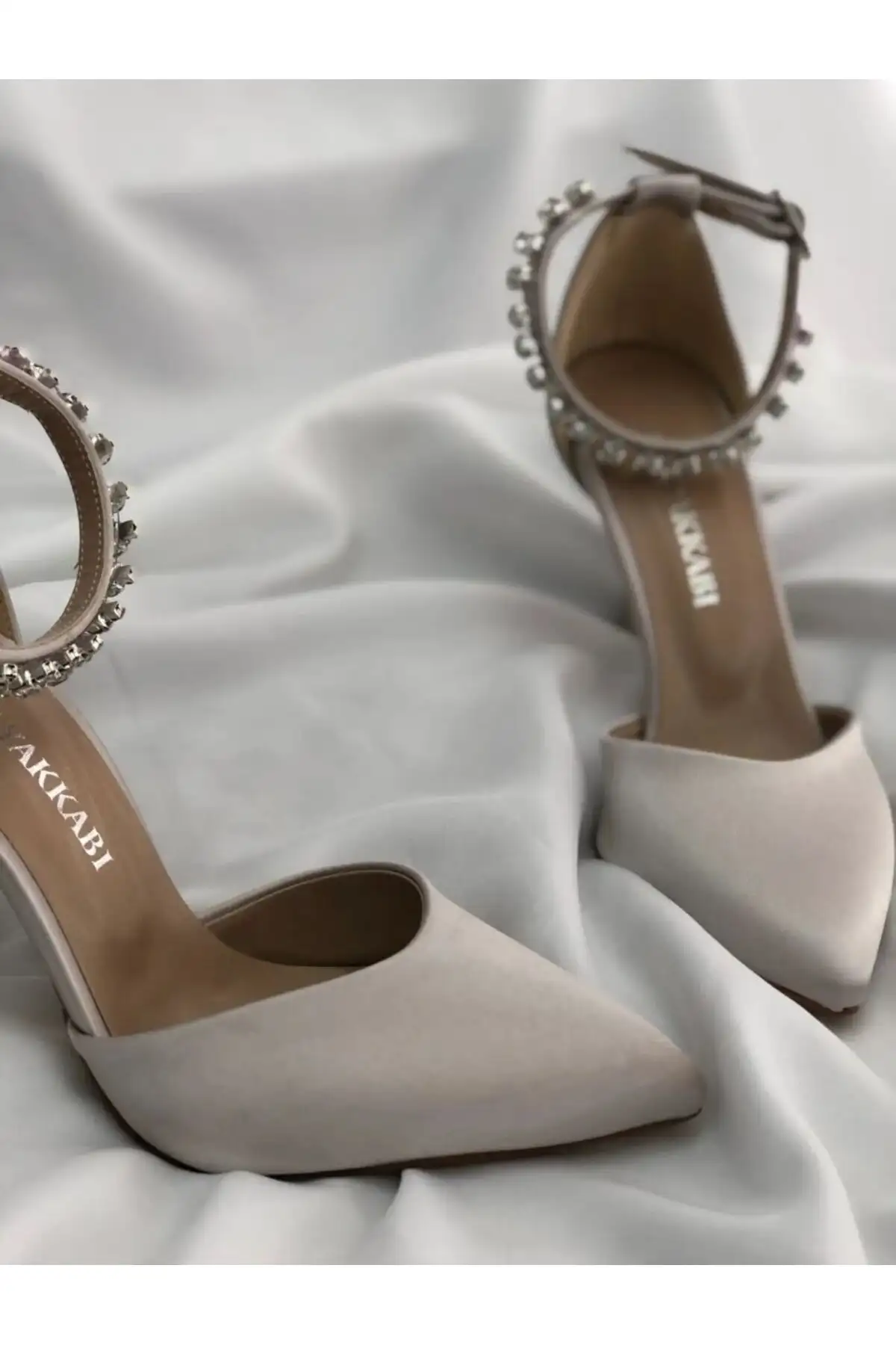 کفش مجلسی زنانه آبی پاشنه‌دار سنگ‌دار ساتن بژ با ارتفاع پاشنه 9 سانتی‌متر - 5682