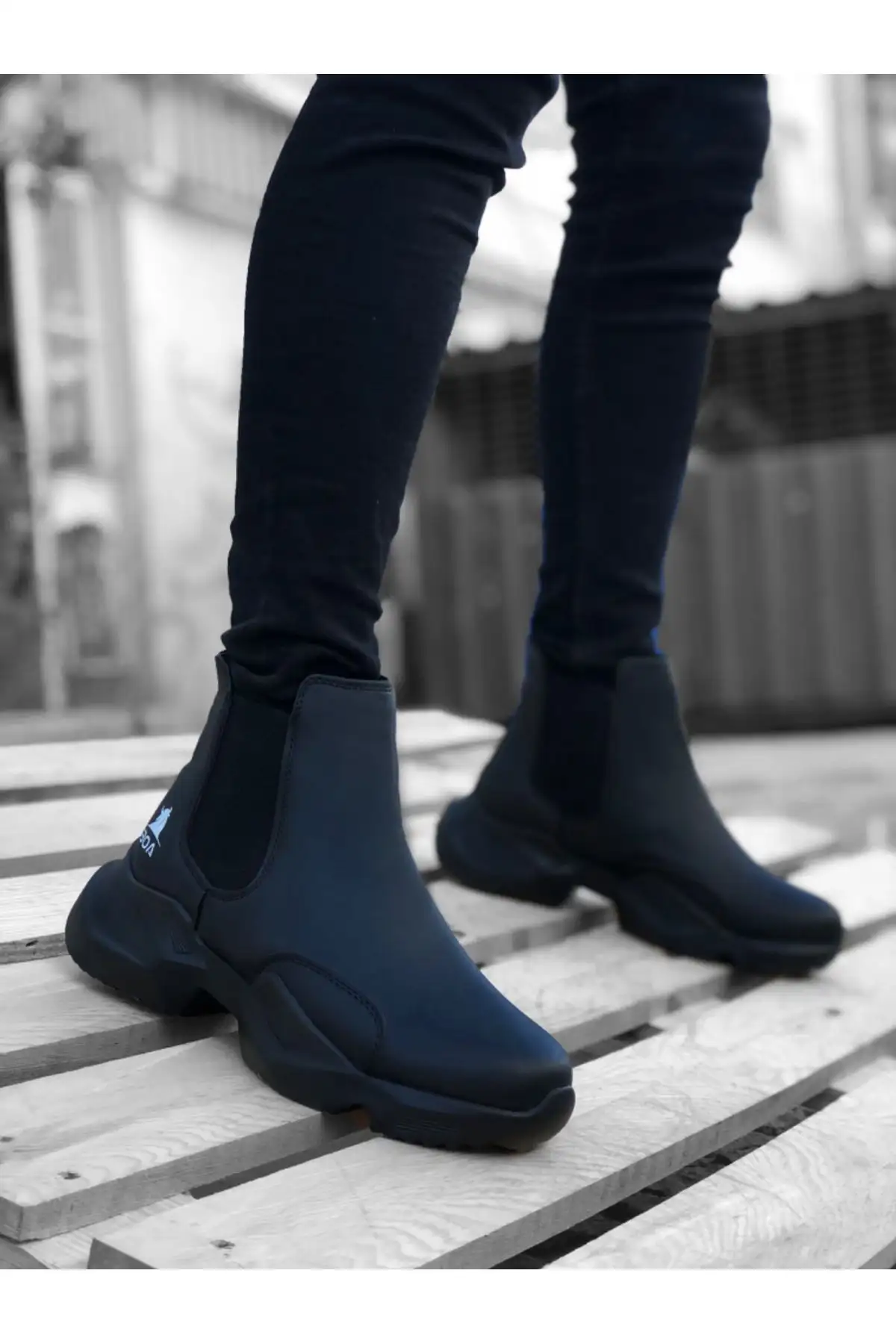 بوت مردانه Ba0444  نیمه بلند  اسپرت سیاه با کفی بلند و بدون بند راحت - 6155 بوت مردانه Ba0444 نیمه بلند اسپرت سیاه با کفی بلند و بدون بند راحت - 6155