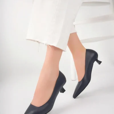 کفش اداری زنانه پاشنه بلند چرم اصل به رنگ سرمهای مدل Trc-63817 - 6265