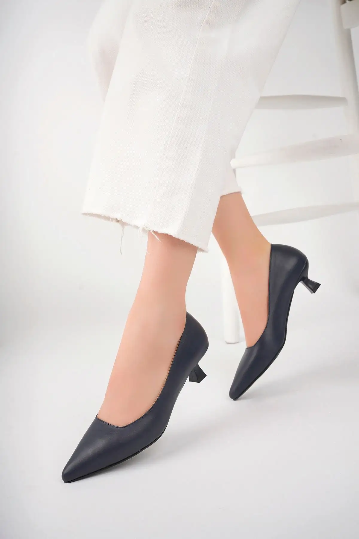 کفش اداری زنانه  پاشنه بلند  چرم اصل به رنگ سرمهای مدل Trc-63817 - 6265 کفش اداری زنانه پاشنه بلند چرم اصل به رنگ سرمهای مدل Trc-63817 - 6265