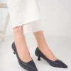 کفش اداری زنانه پاشنه بلند چرم اصل به رنگ سرمه‌ای مدل Trc-63817 - 6265