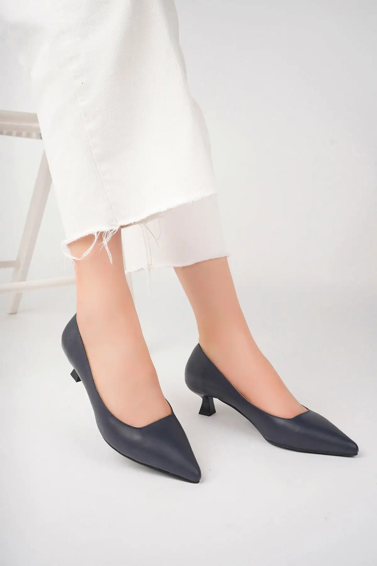 کفش اداری زنانه  پاشنه بلند  چرم اصل به رنگ سرمهای مدل Trc-63817 - 6265 کفش اداری زنانه پاشنه بلند چرم اصل به رنگ سرمهای مدل Trc-63817 - 6265