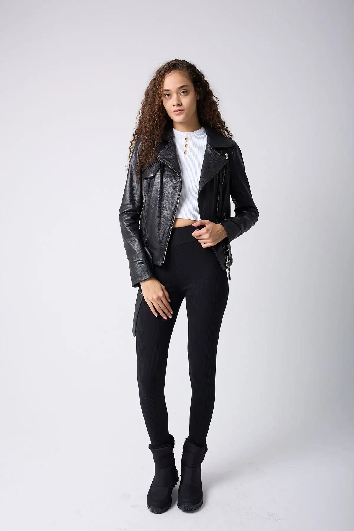 کفش مجلسی زنانه بوت  جدید مدل مشکی با زیپ، دارای کفی ارتوپدیک، ضد لغزش و ضد آب با راحتی انعطافپذیر. - 5680 کفش مجلسی زنانه بوت جدید مدل مشکی با زیپ، دارای کفی ارتوپدیک، ضد لغزش و ضد آب با راحتی انعطافپذیر. - 5680