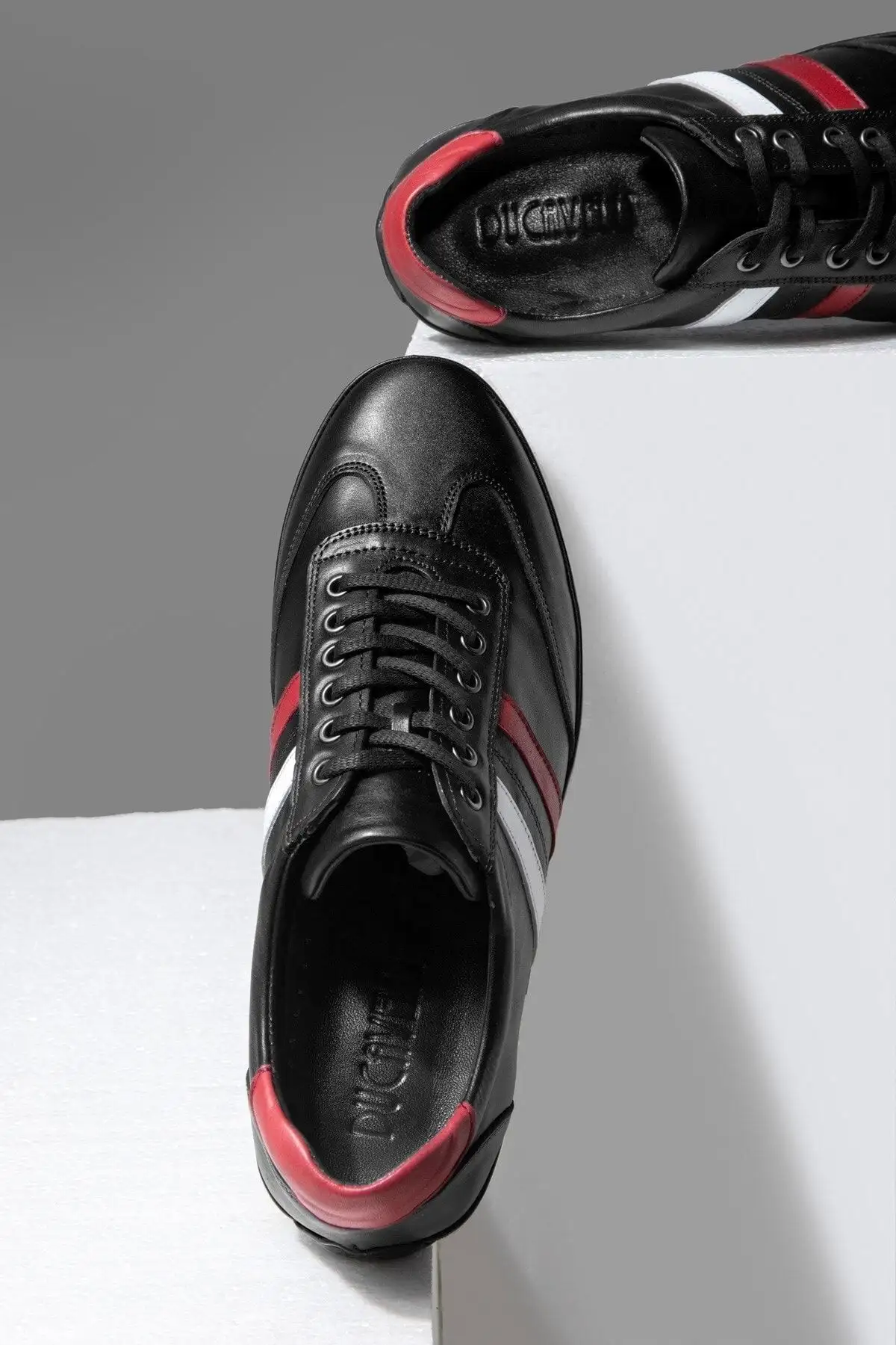 کفش سایز بزرگ مردانه محصولات به شرح زیر به فارسی ترجمه می‌شوند: - روزمره چرم طبیعی دینامیک - کژوال - 100% چرم - چهار فصل - 5654