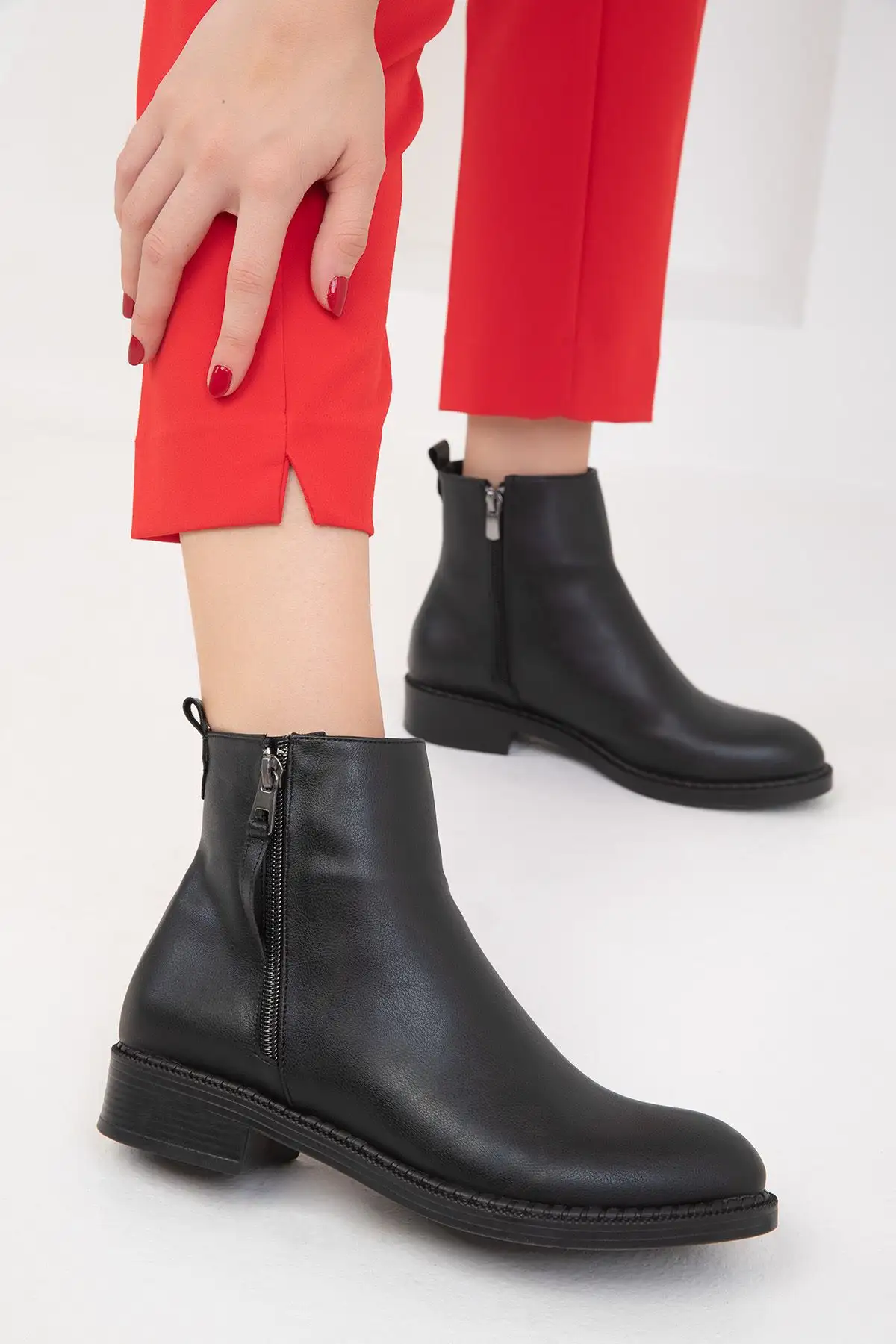 بوت و نیم بوت زنانه   ی  سیاه 19778 - 6702 بوت و نیم بوت زنانه ی سیاه 19778 - 6702