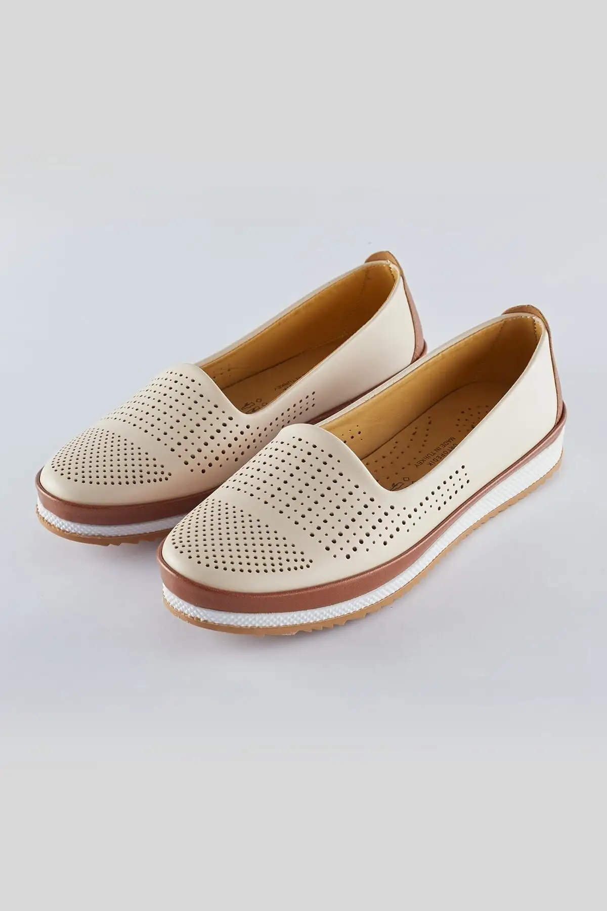 کفش ورزشی روزمره بابت تابستانی با کفی نرم و تمام اورتوپدیک رنگ بژ، بابت کلاسیک، و بابت مناسب مادران. - 6621 کفش ورزشی روزمره بابت تابستانی با کفی نرم و تمام اورتوپدیک رنگ بژ، بابت کلاسیک، و بابت مناسب مادران. - 6621