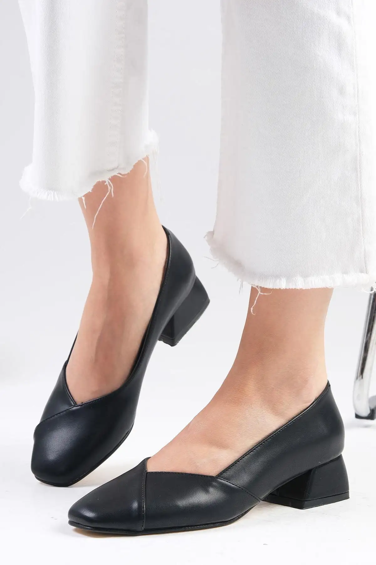 کفش پاشنه بلند زنانه   کوتاه پاشنه با نوک گرد Addison به رنگ سیاه - 6326 کفش پاشنه بلند زنانه کوتاه پاشنه با نوک گرد Addison به رنگ سیاه - 6326