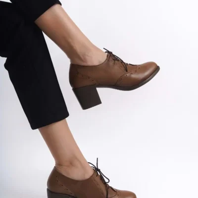 کفش اداری زنانه کلاسیک پاشنه‌دار چرمی طبیعی با بند رنگ گردوئی - 6238