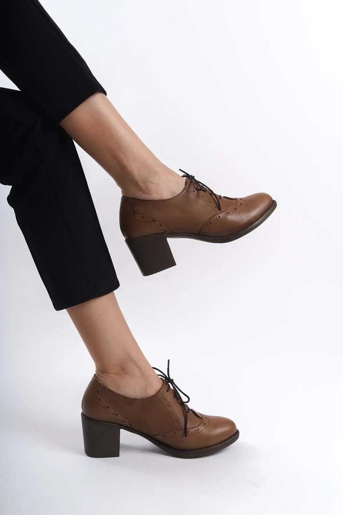 کفش اداری زنانه کلاسیک پاشنه‌دار چرمی طبیعی با بند رنگ گردوئی - 6238