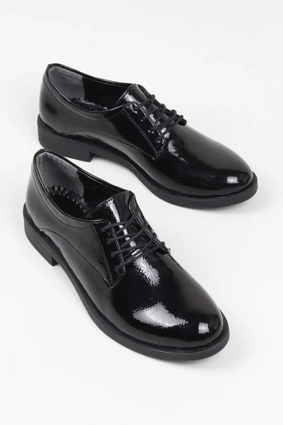 کفش اداری زنانه   کلاسیک مشکی  مدل روزمره با روکش واکسی - 5714 کفش اداری زنانه کلاسیک مشکی مدل روزمره با روکش واکسی - 5714