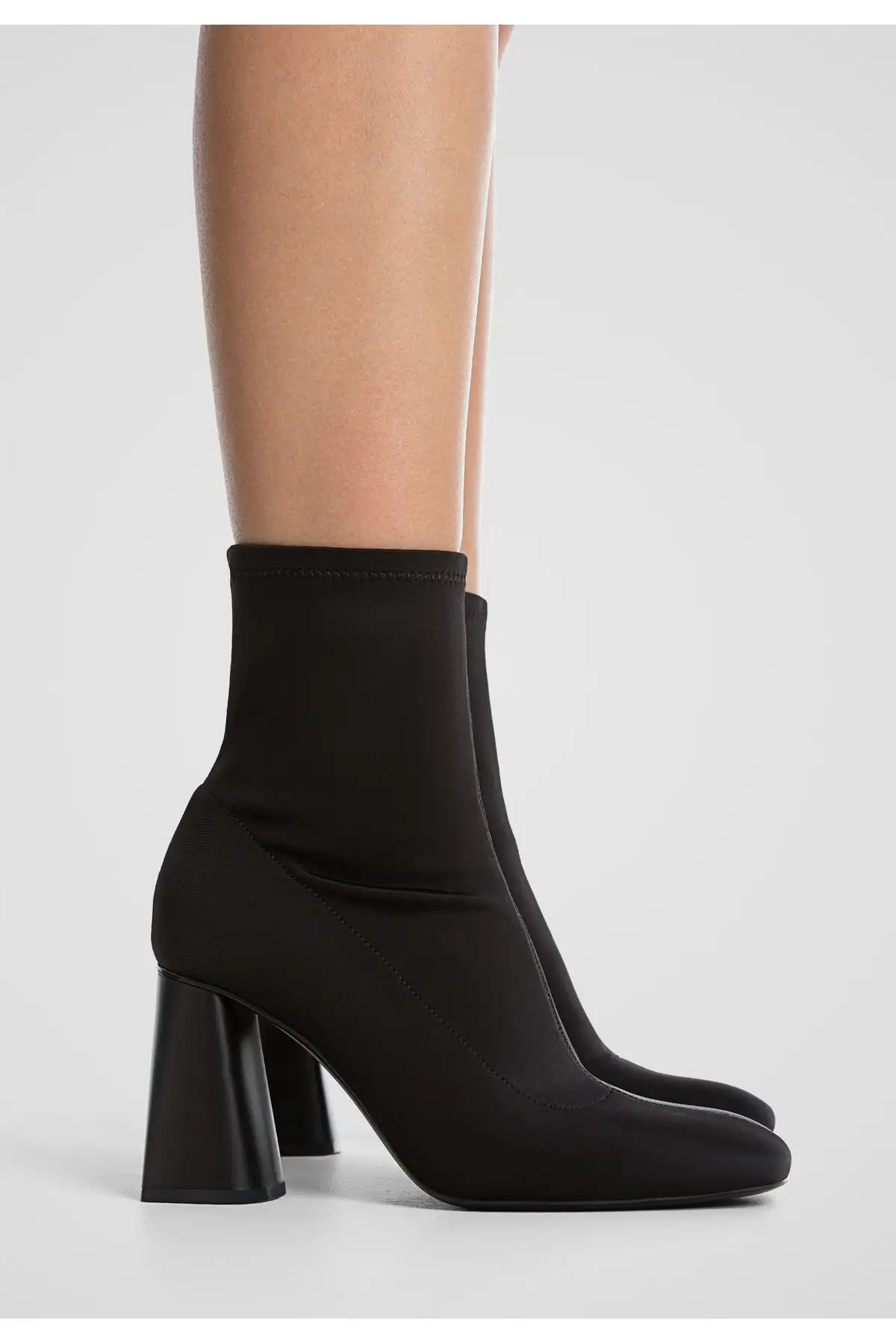 بوت و نیم‌ بوت زنانه بغل‌دار با ظاهر لاستیکی پاشنه دار - 5633