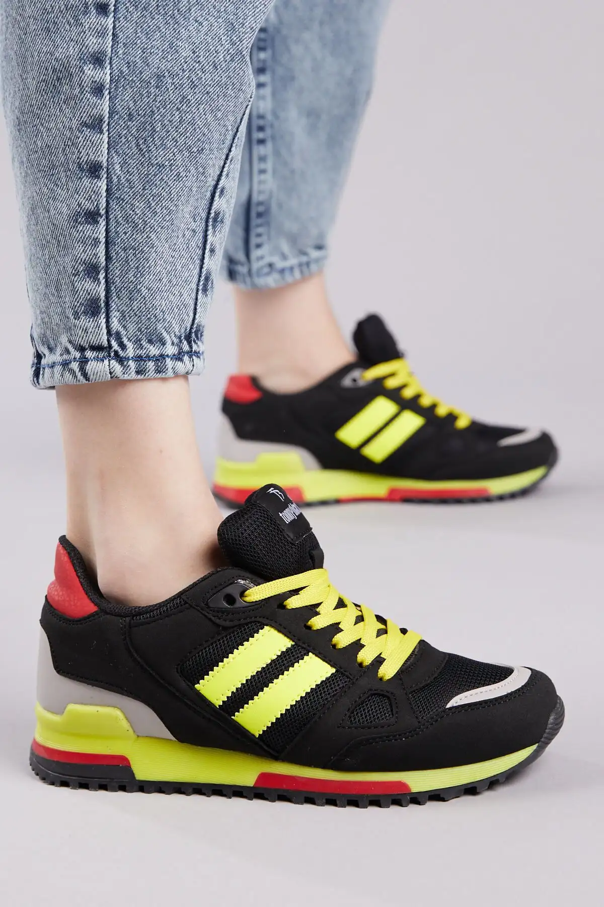 کفش پسرانه  ورزشی مشکی و زرد یونیسکس Tb282 - 5774 کفش پسرانه ورزشی مشکی و زرد یونیسکس Tb282 - 5774