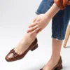 کفش اداری زنانه کوتاه پاشنه دار با نوک گرد و اکسسوری با جوراب قهوه‌ای دولی - 6245