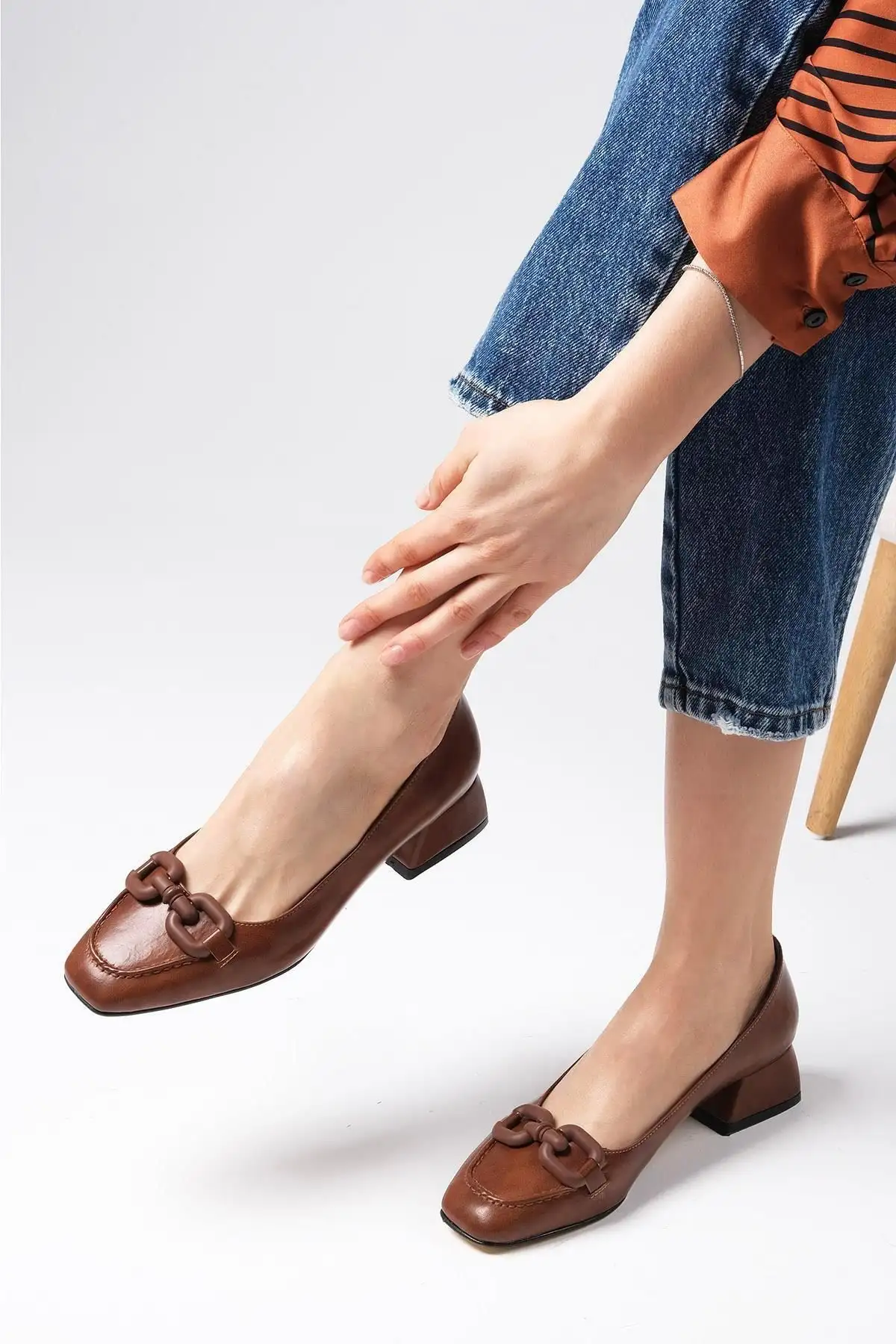 کفش اداری زنانه  کوتاه پاشنه دار  با نوک گرد و اکسسوری با جوراب قهوهای دولی - 6245 کفش اداری زنانه کوتاه پاشنه دار با نوک گرد و اکسسوری با جوراب قهوهای دولی - 6245