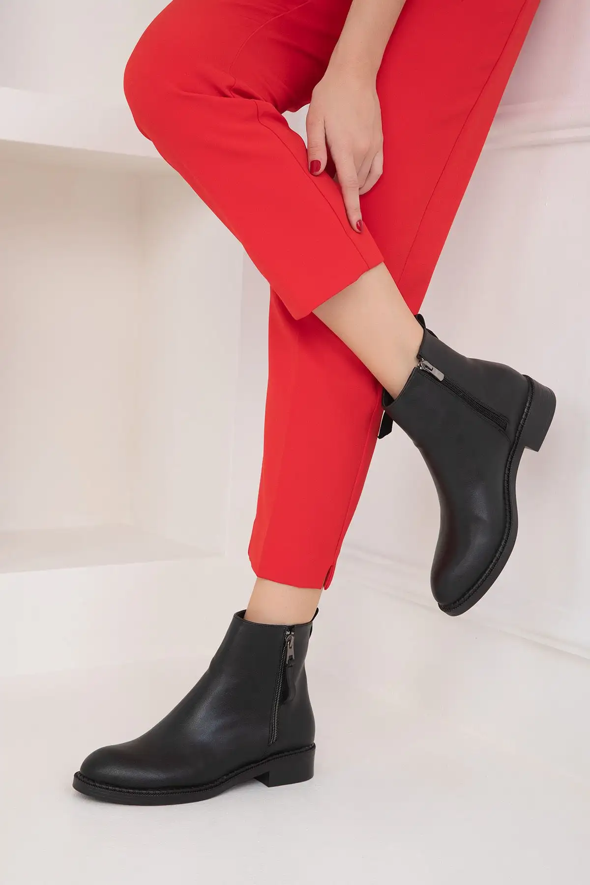 بوت و نیم بوت زنانه   ی  سیاه 19778 - 6702 بوت و نیم بوت زنانه ی سیاه 19778 - 6702