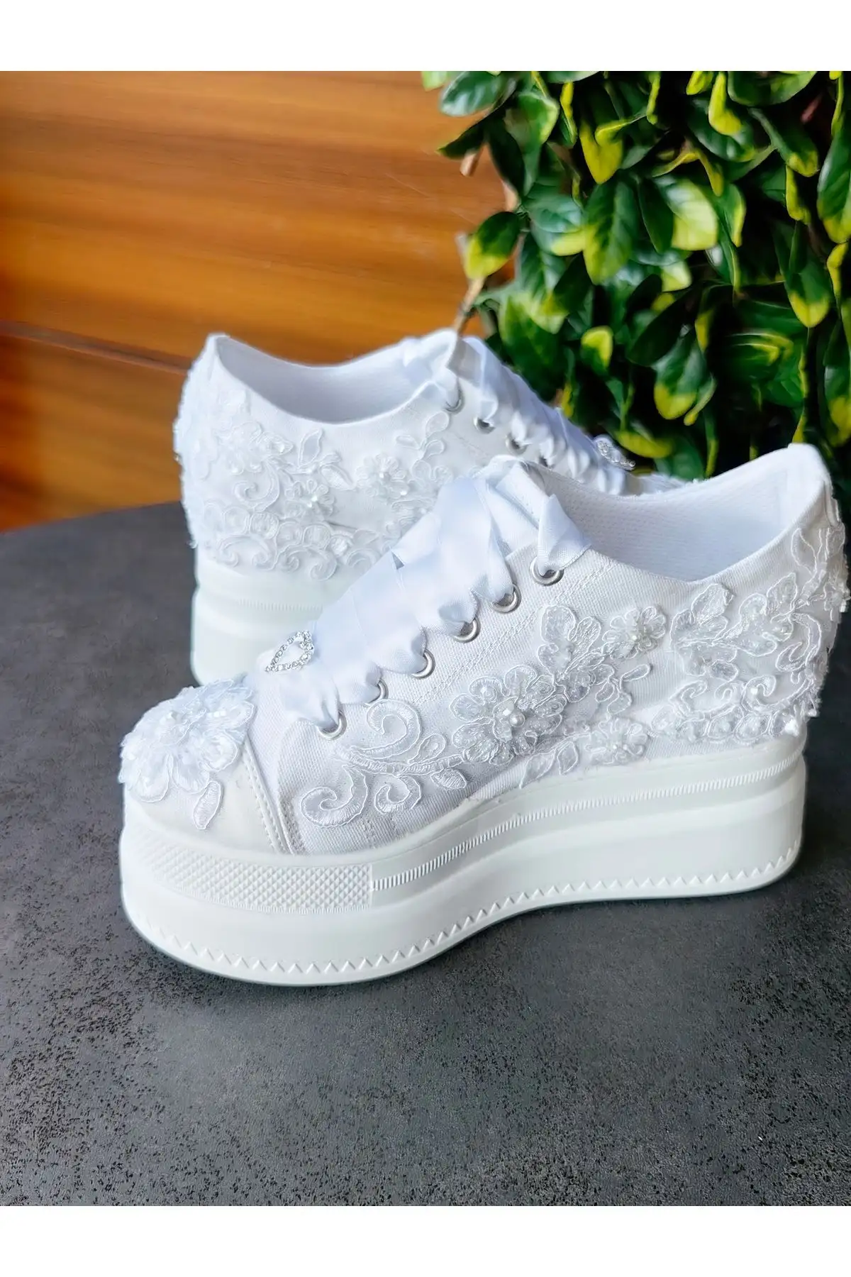 کفش پاشنه بلند زنانه  عروسی با اپلیک طلا برای عروس، سفید، شیک، راحت و با   - 6303 کفش پاشنه بلند زنانه عروسی با اپلیک طلا برای عروس، سفید، شیک، راحت و با - 6303