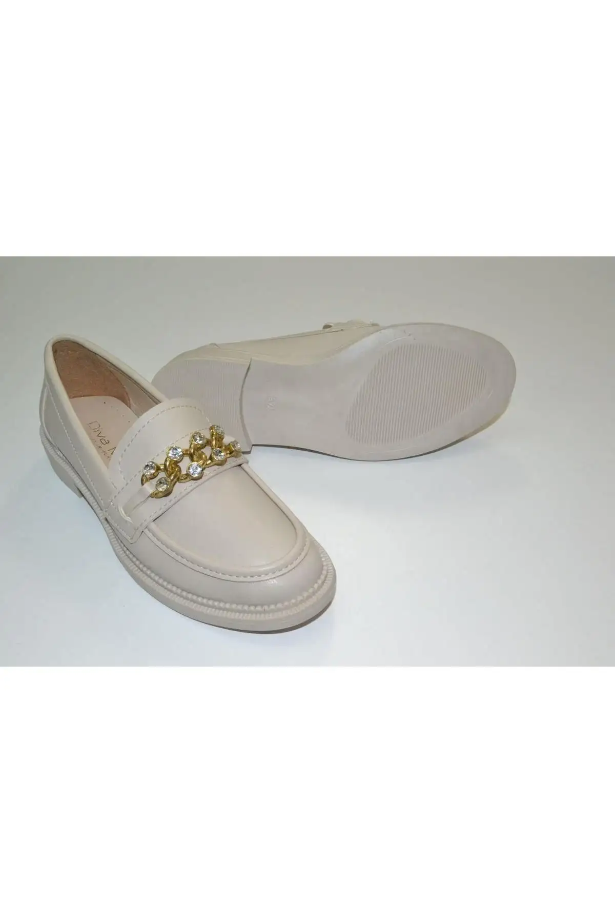 کفش اداری زنانه  راحتی  با جزئیات زنجیری، مناسب برای کار، روزمره و ، با نوک گرد و رنگ کرم. - 6781 کفش اداری زنانه راحتی با جزئیات زنجیری، مناسب برای کار، روزمره و ، با نوک گرد و رنگ کرم. - 6781