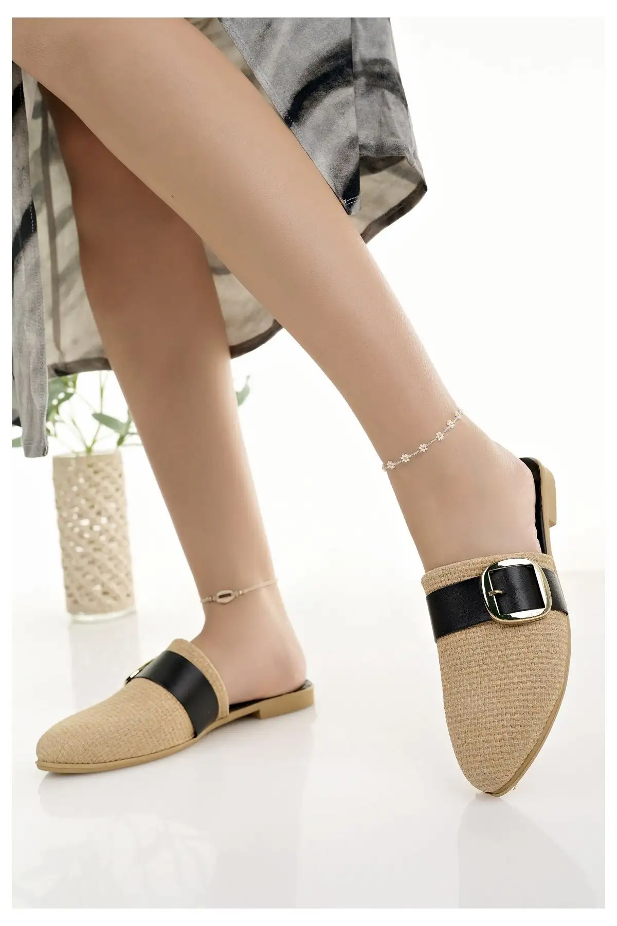 کفش اداری زنانه ترجمه فارسی محصول به شرح زیر است:"دمپایی روزمره  مشکی با جلوی بسته، بافت نی طبیعی، شیک، تابستانی، مناسب برای خانه، سواحل و تعطیلات، همچنین قابل استفاده در محیط کار." - 5730 کفش اداری زنانه ترجمه فارسی محصول به شرح زیر است: "دمپایی روزمره مشکی با جلوی بسته، بافت نی طبیعی، شیک، تابستانی، مناسب برای خانه، سواحل و تعطیلات، همچنین قابل استفاده در محیط کار." - 5730