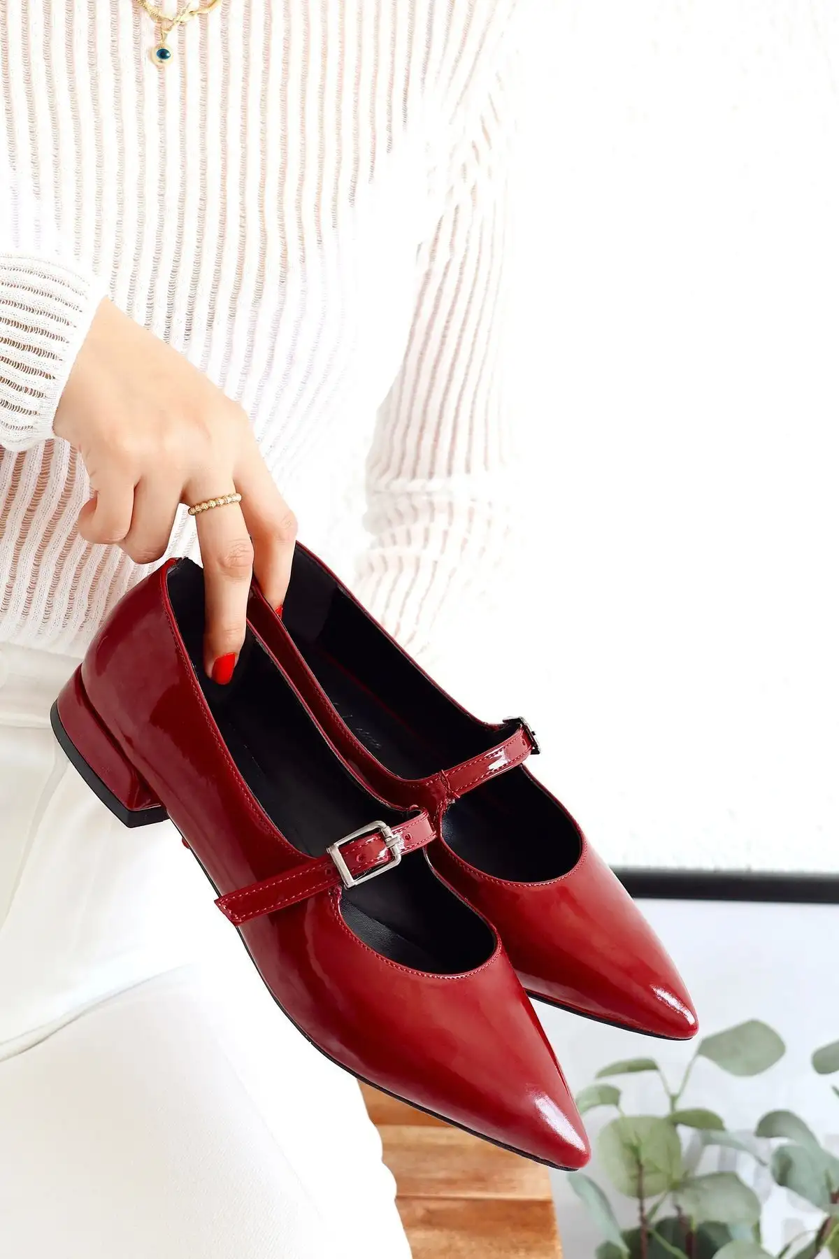 کفش اداری زنانه   پاشنه کوتاه با نوک تیز و پشتی بسته و کلاهدار - 6270 کفش اداری زنانه پاشنه کوتاه با نوک تیز و پشتی بسته و کلاهدار - 6270