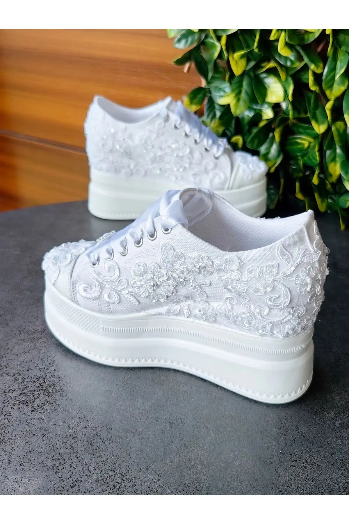 کفش پاشنه بلند زنانه  عروسی با اپلیک طلا برای عروس، سفید، شیک، راحت و با   - 6303 کفش پاشنه بلند زنانه عروسی با اپلیک طلا برای عروس، سفید، شیک، راحت و با - 6303