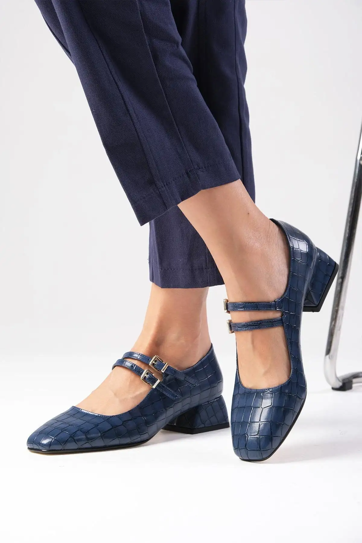 کفش اداری زنانه   کوتاه پاشنه با نوک گرد رنگ سرمهای جورجیا - 6256 کفش اداری زنانه کوتاه پاشنه با نوک گرد رنگ سرمهای جورجیا - 6256