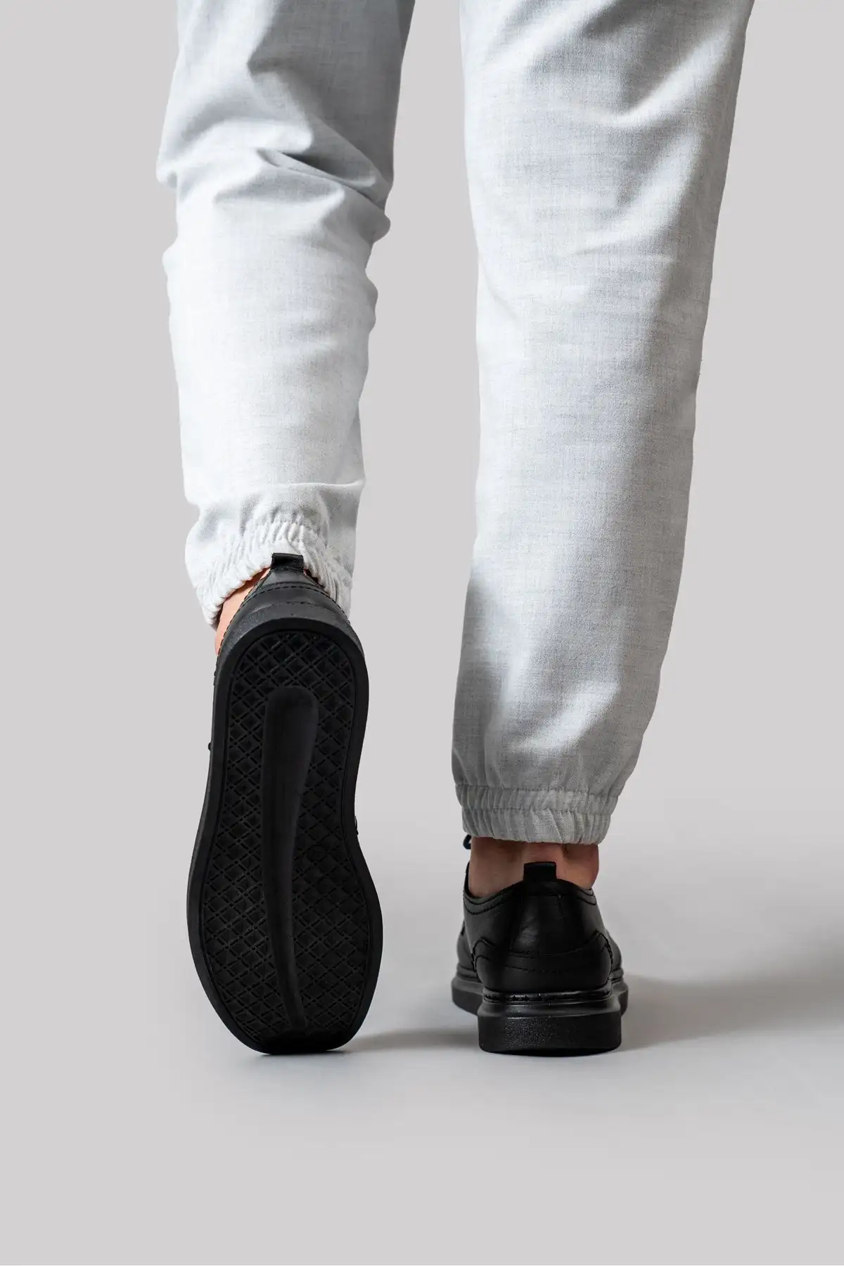 کفش روزمره مردانه 1.  کلاسیک
2.   از چرم طبیعی -
3.  لوفر
4.  راحتی - 7045 کفش روزمره مردانه 1. کلاسیک 2. از چرم طبیعی - 3. لوفر 4. راحتی - 7045