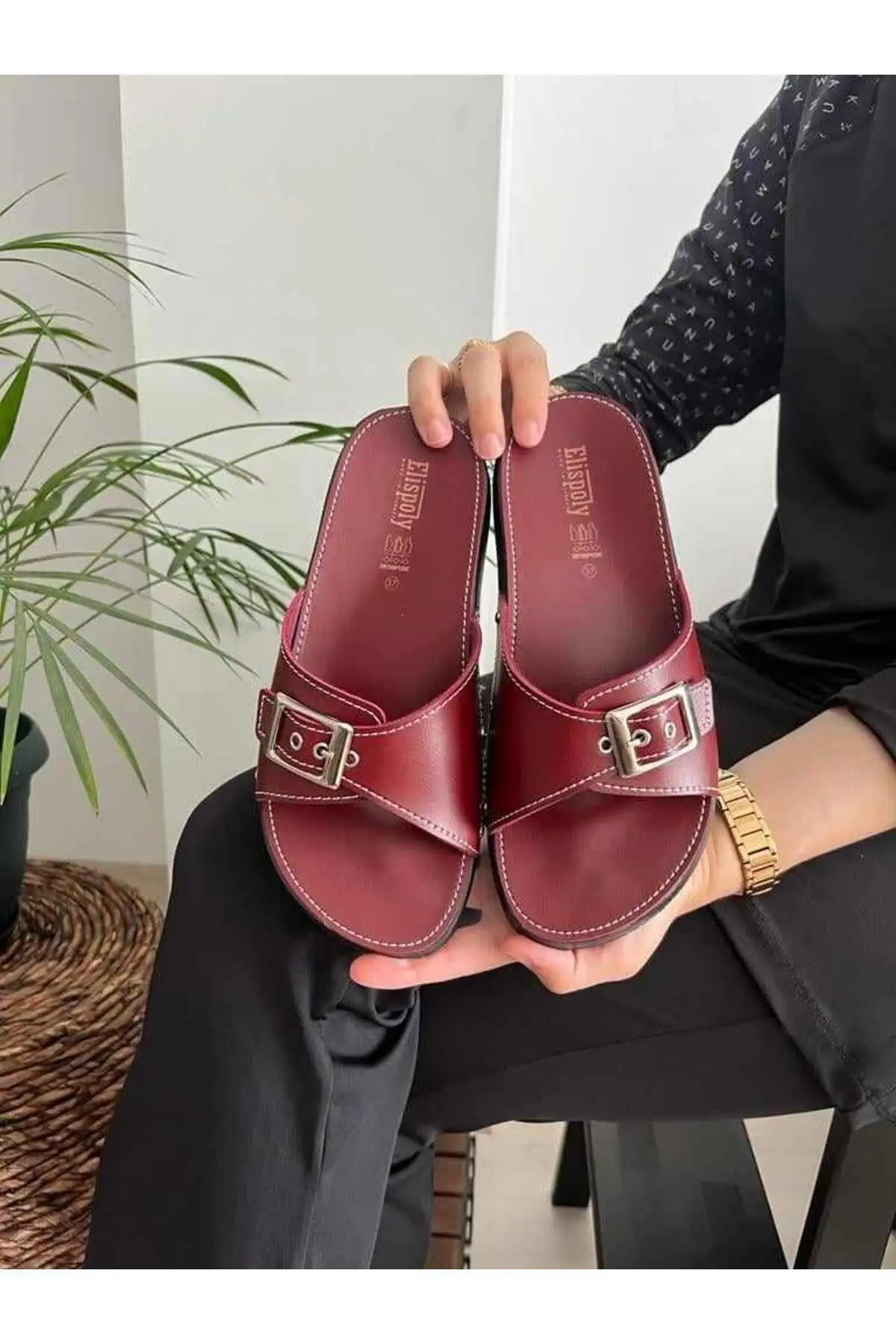 کفش راحتی خانه دمپایی زنانه با کفی آناتومیک طبی اورتپدیک کلاسیک با یک بند، دمپایی مادر، دمپایی خیابانی - 7009 کفش راحتی خانه دمپایی زنانه با کفی آناتومیک طبی اورتپدیک کلاسیک با یک بند، دمپایی مادر، دمپایی خیابانی - 7009