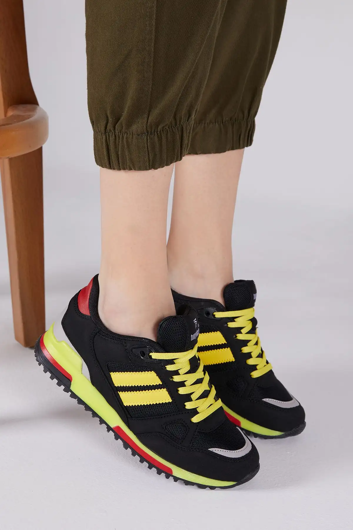 کفش پسرانه  ورزشی مشکی و زرد یونیسکس Tb282 - 5774 کفش پسرانه ورزشی مشکی و زرد یونیسکس Tb282 - 5774