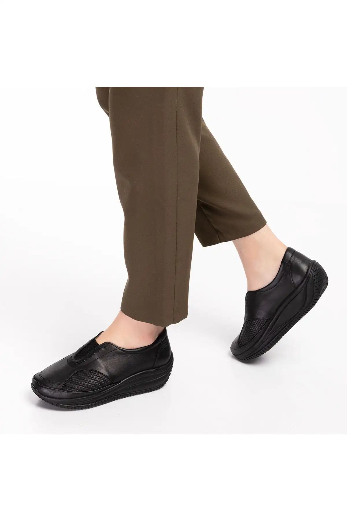 کفش ورزشی روزمره  زنانه اورتپدیک چرم میرا مناسب برای پاشنههای دردناک و برآمدگیهای استخوانی - 5539 کفش ورزشی روزمره زنانه اورتپدیک چرم میرا مناسب برای پاشنههای دردناک و برآمدگیهای استخوانی - 5539