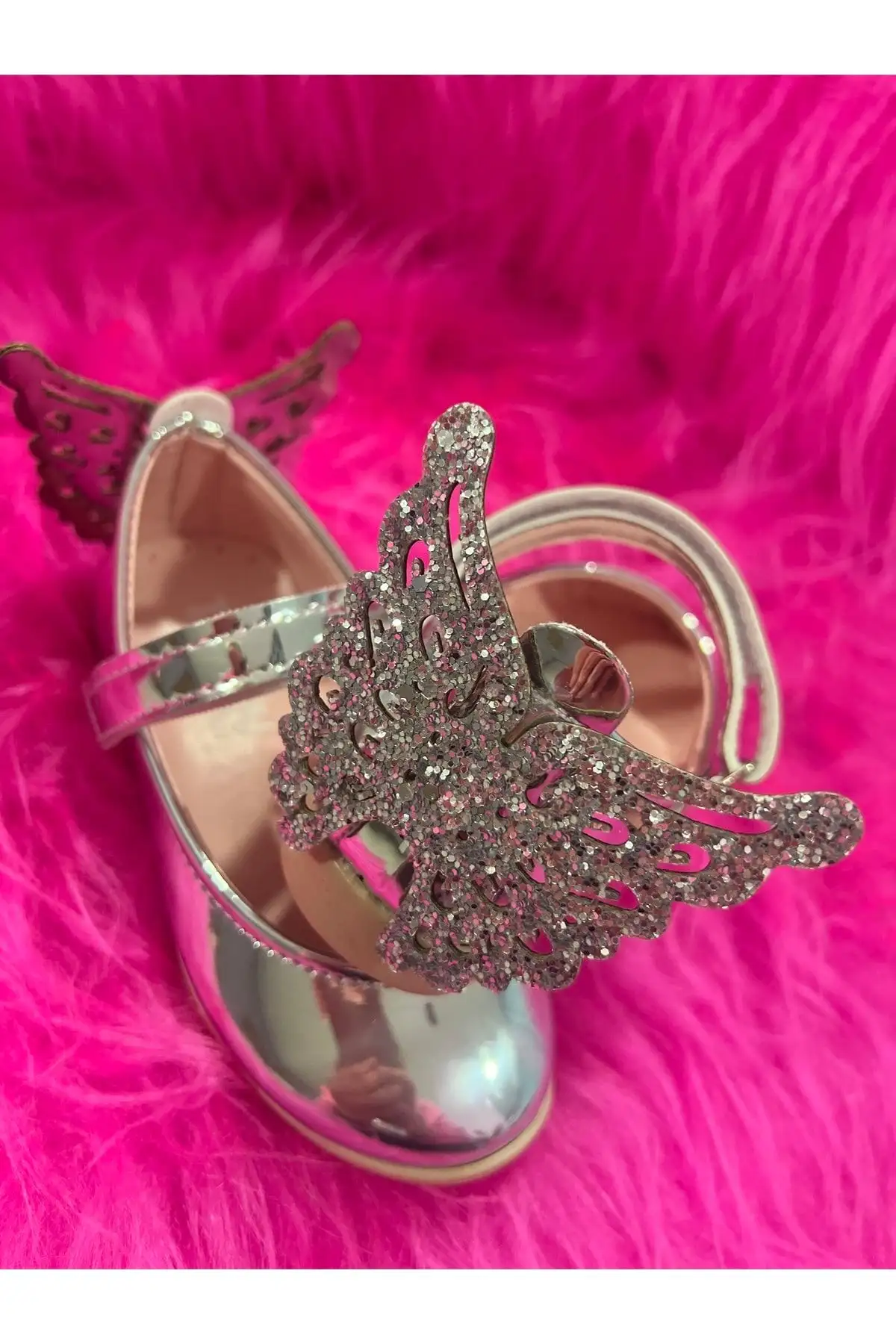 کفش دخترانه   پاشنه کوتاه با آینه و زبانه پروانهای نقرهای براق - 5850 کفش دخترانه پاشنه کوتاه با آینه و زبانه پروانهای نقرهای براق - 5850