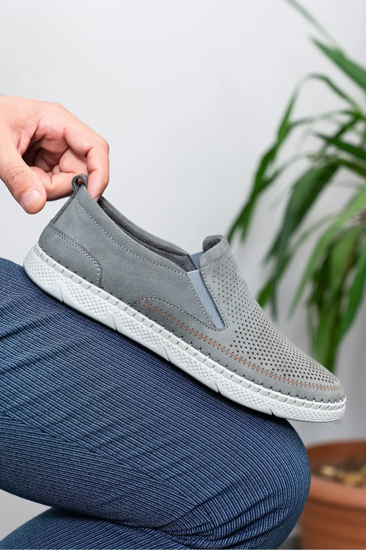 کفش ورزشی روزمره 1.  مردانه طبیعی چرم
2.
3.  تابستانی
4.  لوفر نبوک خاکستری - 5531 کفش ورزشی روزمره 1. مردانه طبیعی چرم 2. 3. تابستانی 4. لوفر نبوک خاکستری - 5531