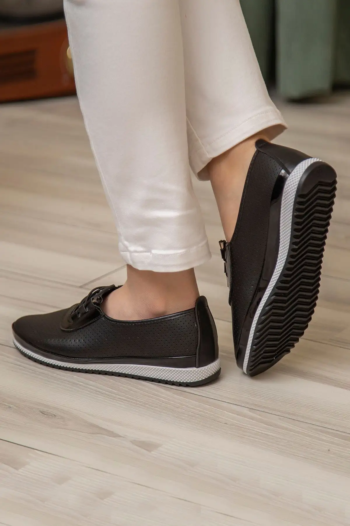 کفش ورزشی روزمره  راحتی زنانه چرم سوراخدار با بند نرم اورتوپدیک  - 6630 کفش ورزشی روزمره راحتی زنانه چرم سوراخدار با بند نرم اورتوپدیک - 6630