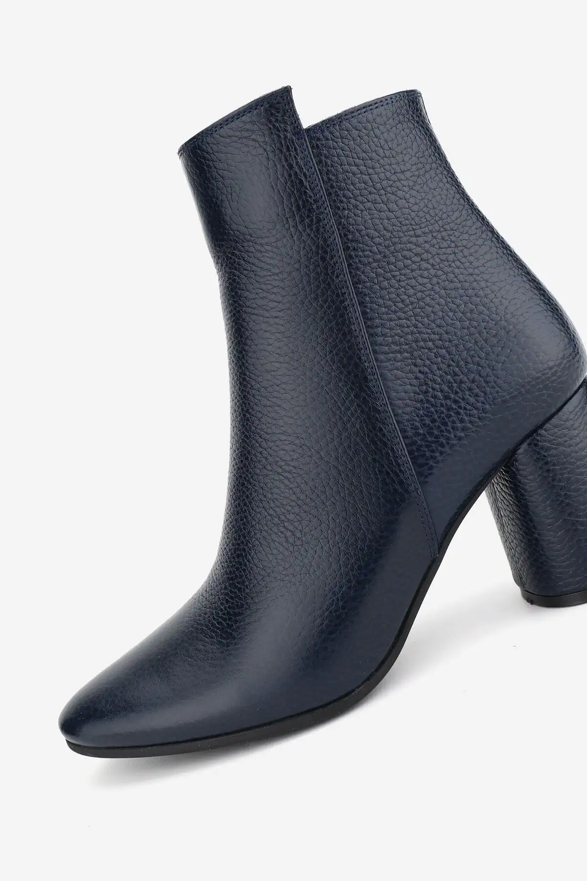 بوت و نیم بوت زنانه کفش چکمهای ساقدار با پاشنه کلفت از جنس چرم اقعی، به رنگ سرمهای، سایز ۳۶-۴۱ - 6692 بوت و نیم بوت زنانه کفش چکمهای ساقدار با پاشنه کلفت از جنس چرم اقعی، به رنگ سرمهای، سایز ۳۶-۴۱ - 6692