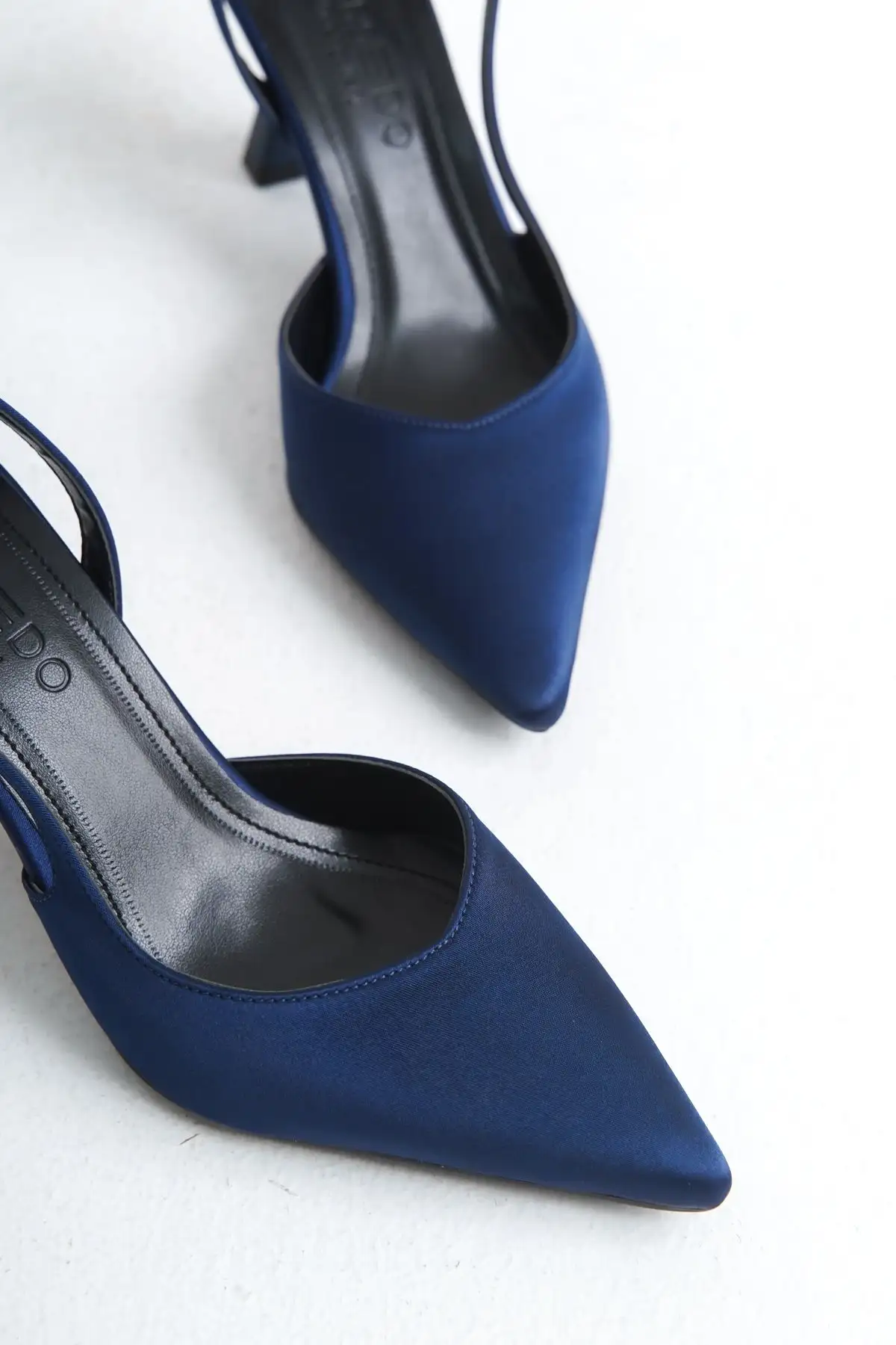 کفش پاشنه‌ بلند زنانه پاشنه سیه‌نا با نوک تیز و پشتی باز به رنگ سرمه‌ای - 6307