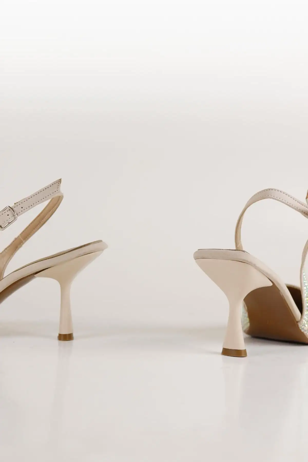 کفش مجلسی زنانه پاشنهبلند با جزئیات سنگی رنگ بژ - 6755 کفش مجلسی زنانه پاشنهبلند با جزئیات سنگی رنگ بژ - 6755