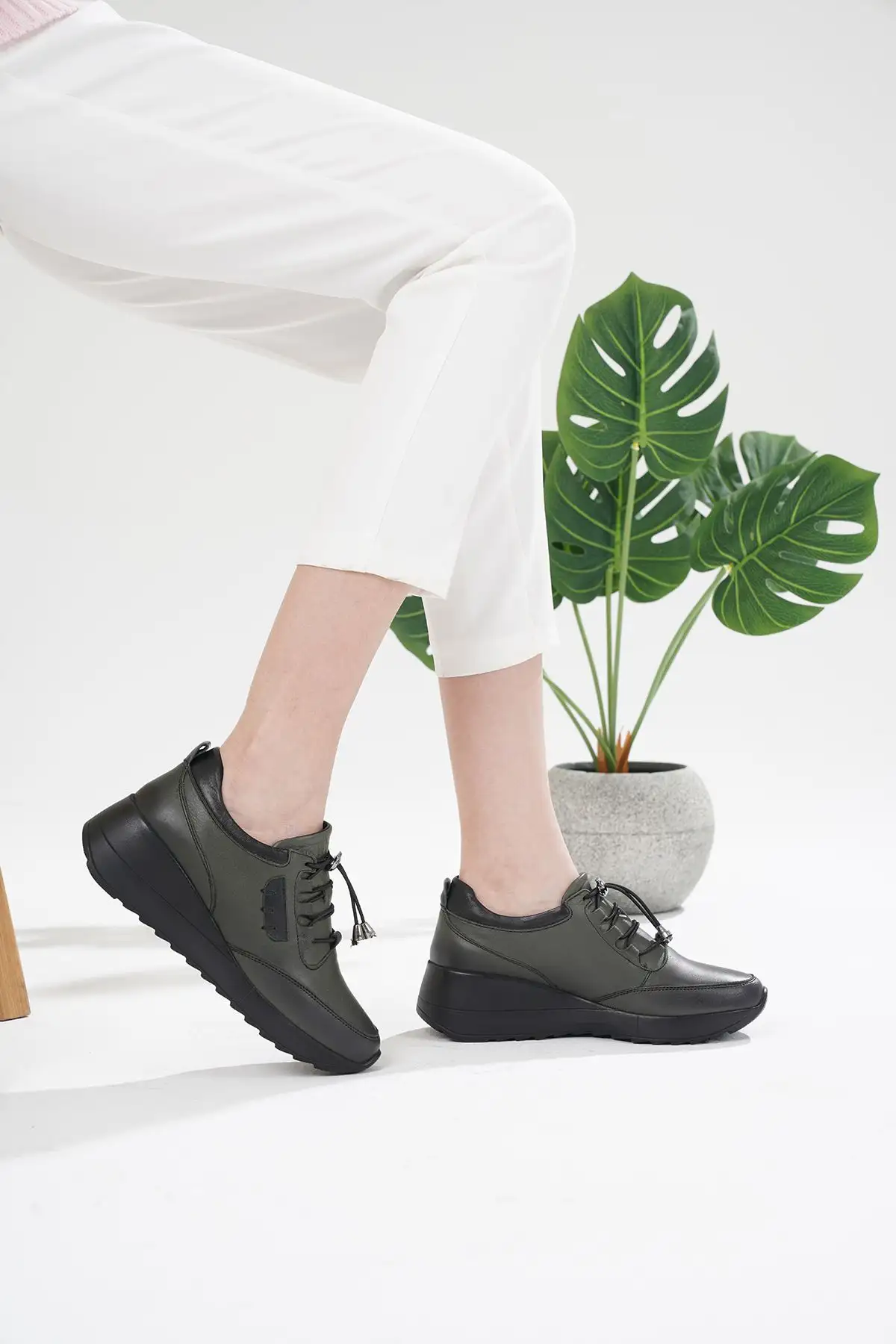 کفش ورزشی روزمره  زنانه چرمی میرا اورتوپدیک مناسب برای پاشنهدرد - 5549 کفش ورزشی روزمره زنانه چرمی میرا اورتوپدیک مناسب برای پاشنهدرد - 5549