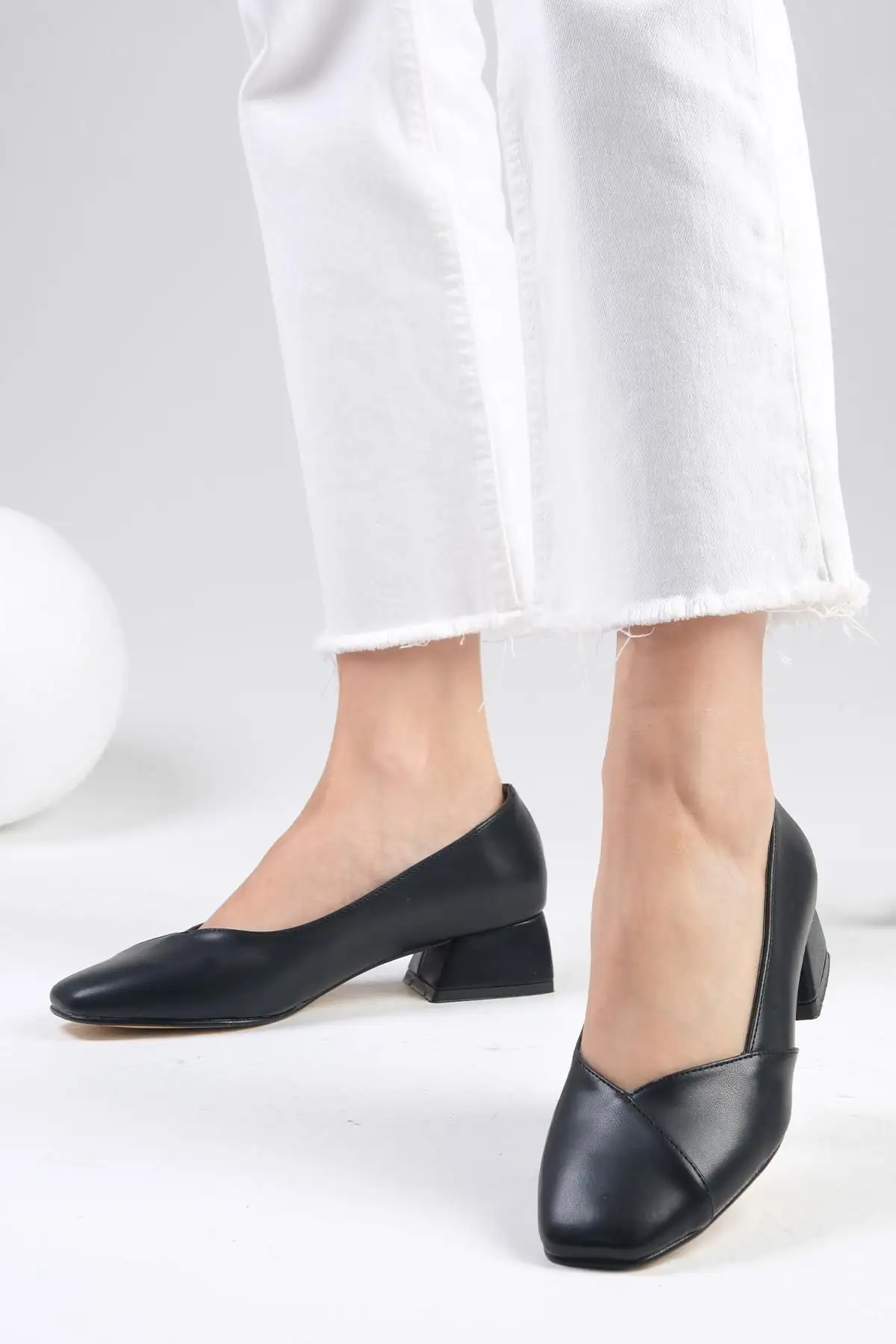 کفش پاشنه بلند زنانه   کوتاه پاشنه با نوک گرد Addison به رنگ سیاه - 6326 کفش پاشنه بلند زنانه کوتاه پاشنه با نوک گرد Addison به رنگ سیاه - 6326