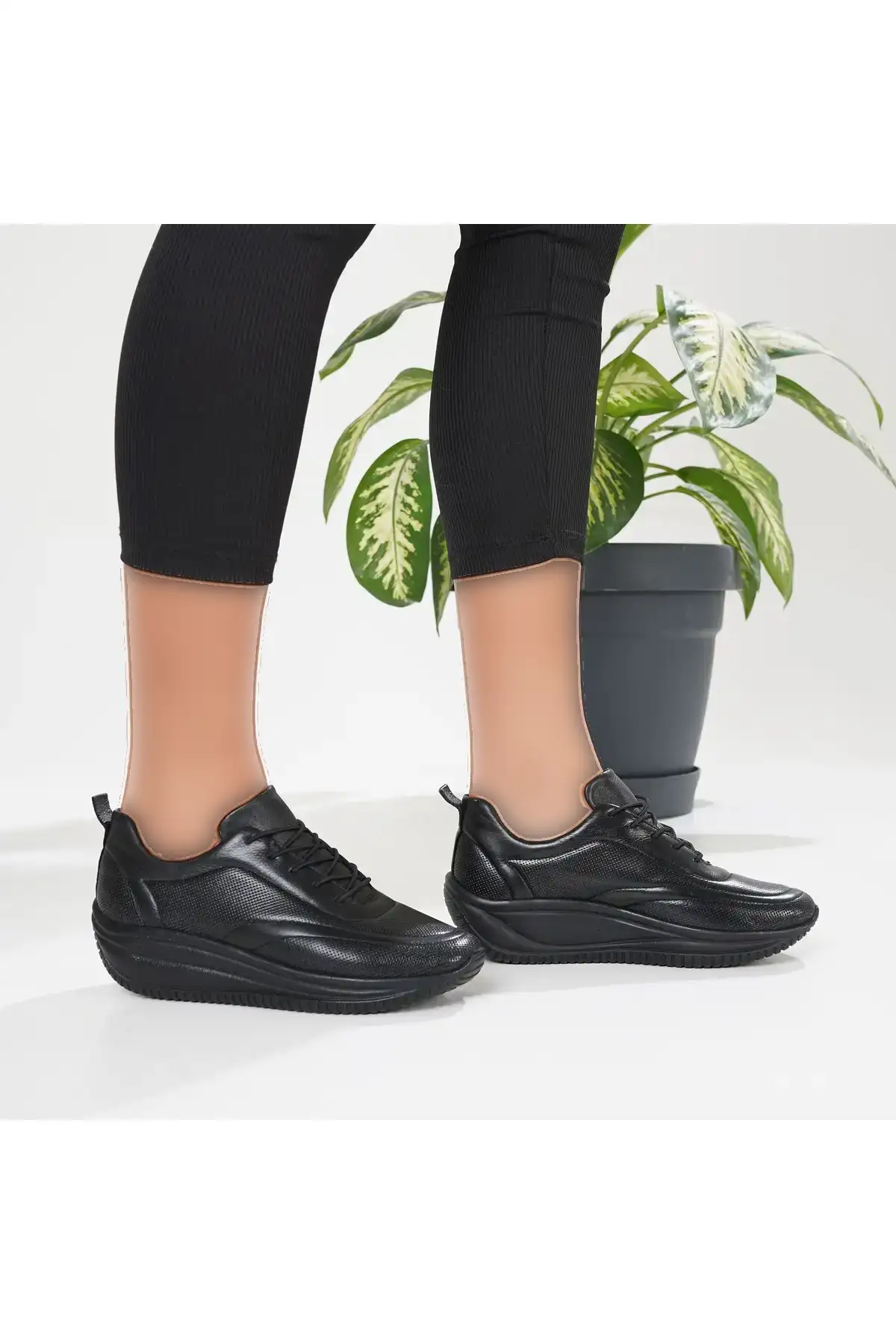 کفش ورزشی روزمره  زنانه اورتوپدیک میرا با جنس چرم مناسب برای خار پاشنه و برآمدگی استخوانی - 5556 کفش ورزشی روزمره زنانه اورتوپدیک میرا با جنس چرم مناسب برای خار پاشنه و برآمدگی استخوانی - 5556