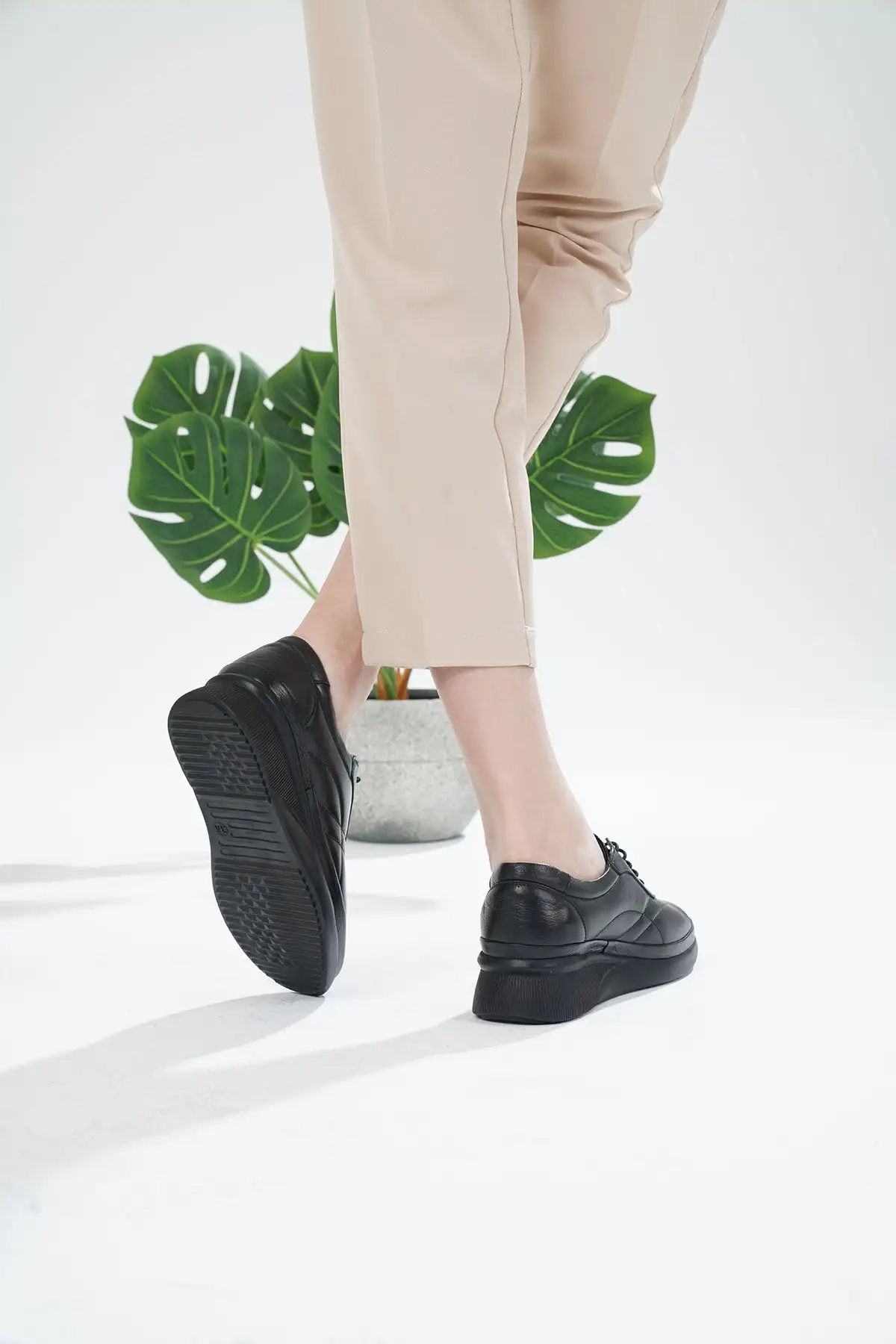 کفش ورزشی روزمره مراقب خاص زنانه چرم با کفی ارتوپدیک مناسب برای پینه های پا و برجستگی های استخوانی - 5553 کفش ورزشی روزمره مراقب خاص زنانه چرم با کفی ارتوپدیک مناسب برای پینه های پا و برجستگی های استخوانی - 5553