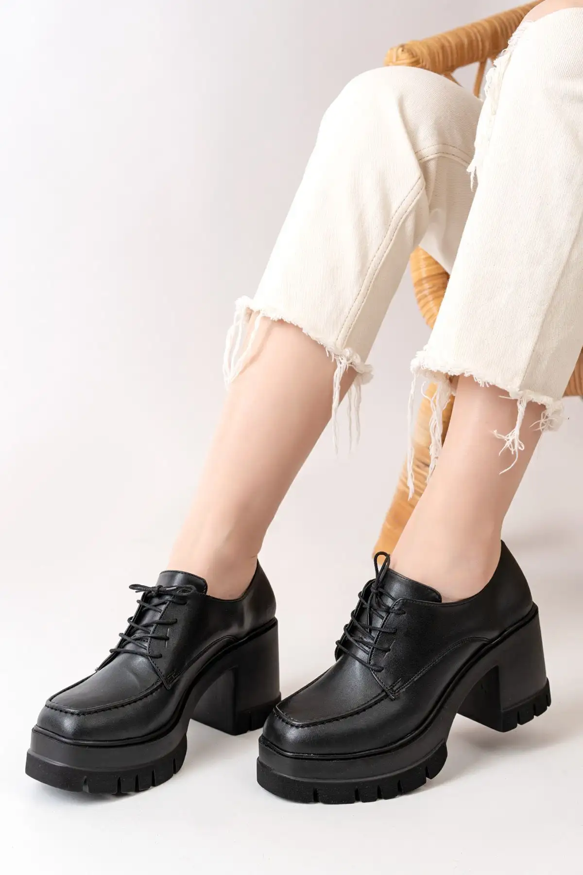 کفش اداری زنانه  پلتفرم  مشکی با بند و پاشنه ۸ سانتیمتری - 5725 کفش اداری زنانه پلتفرم مشکی با بند و پاشنه ۸ سانتیمتری - 5725