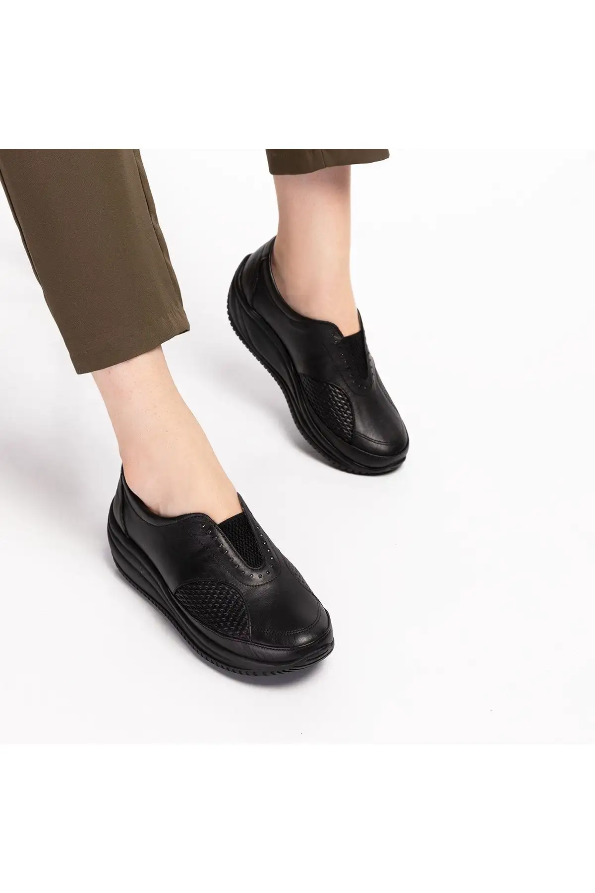 کفش ورزشی روزمره  زنانه اورتپدیک چرم میرا مناسب برای پاشنههای دردناک و برآمدگیهای استخوانی - 5539 کفش ورزشی روزمره زنانه اورتپدیک چرم میرا مناسب برای پاشنههای دردناک و برآمدگیهای استخوانی - 5539