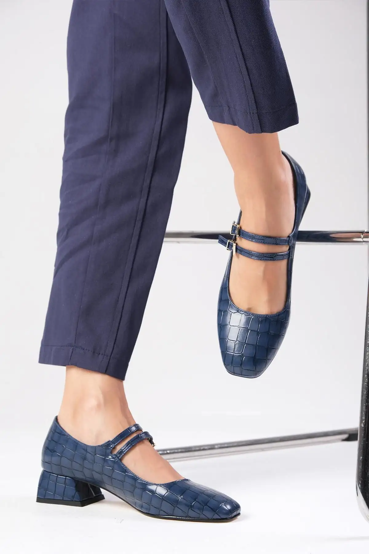 کفش اداری زنانه   کوتاه پاشنه با نوک گرد رنگ سرمهای جورجیا - 6256 کفش اداری زنانه کوتاه پاشنه با نوک گرد رنگ سرمهای جورجیا - 6256