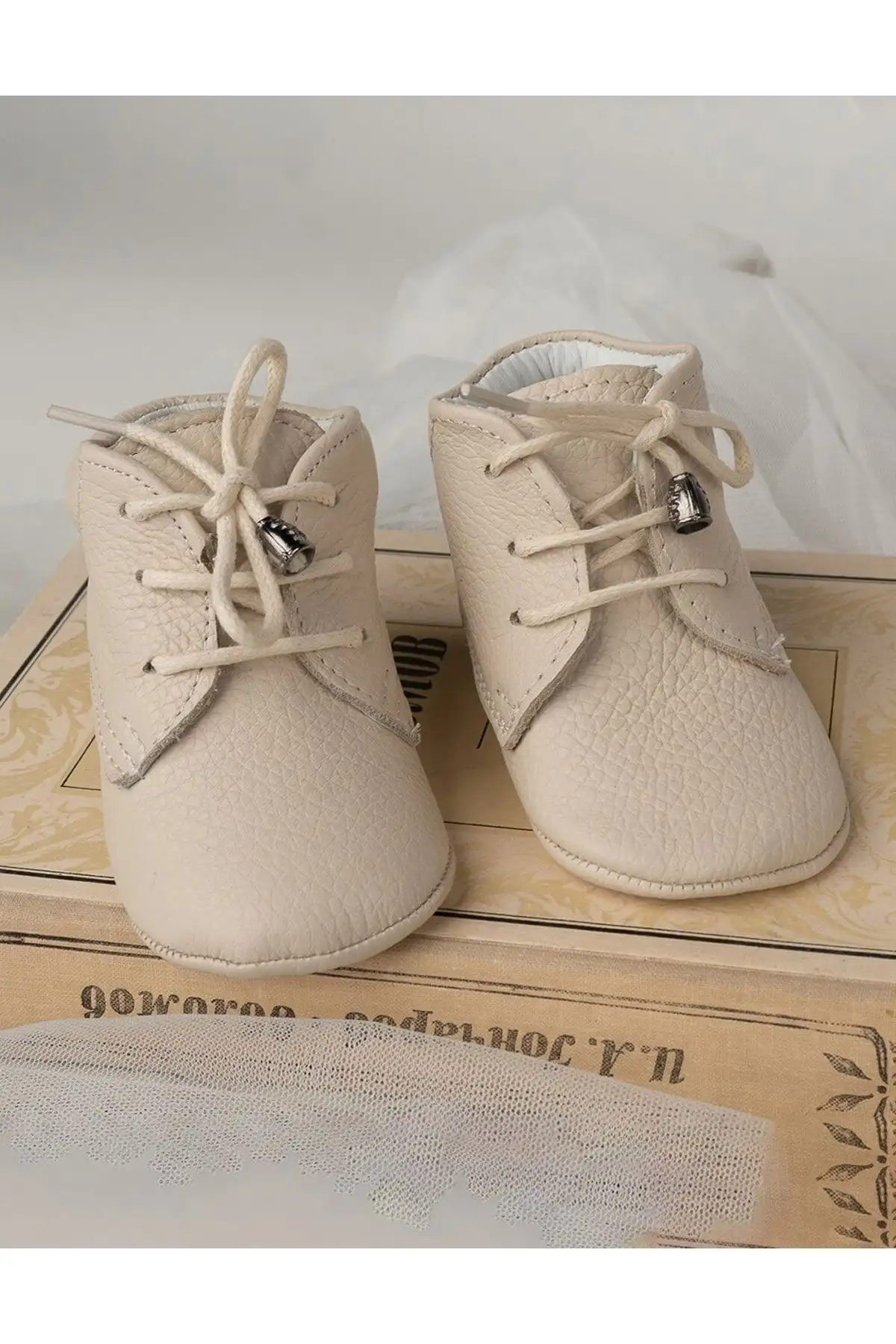 کفش نوزاد پسر بوت ی چرمی با بند لئو - رنگ کرم - 7149 کفش نوزاد پسر بوت ی چرمی با بند لئو - رنگ کرم - 7149
