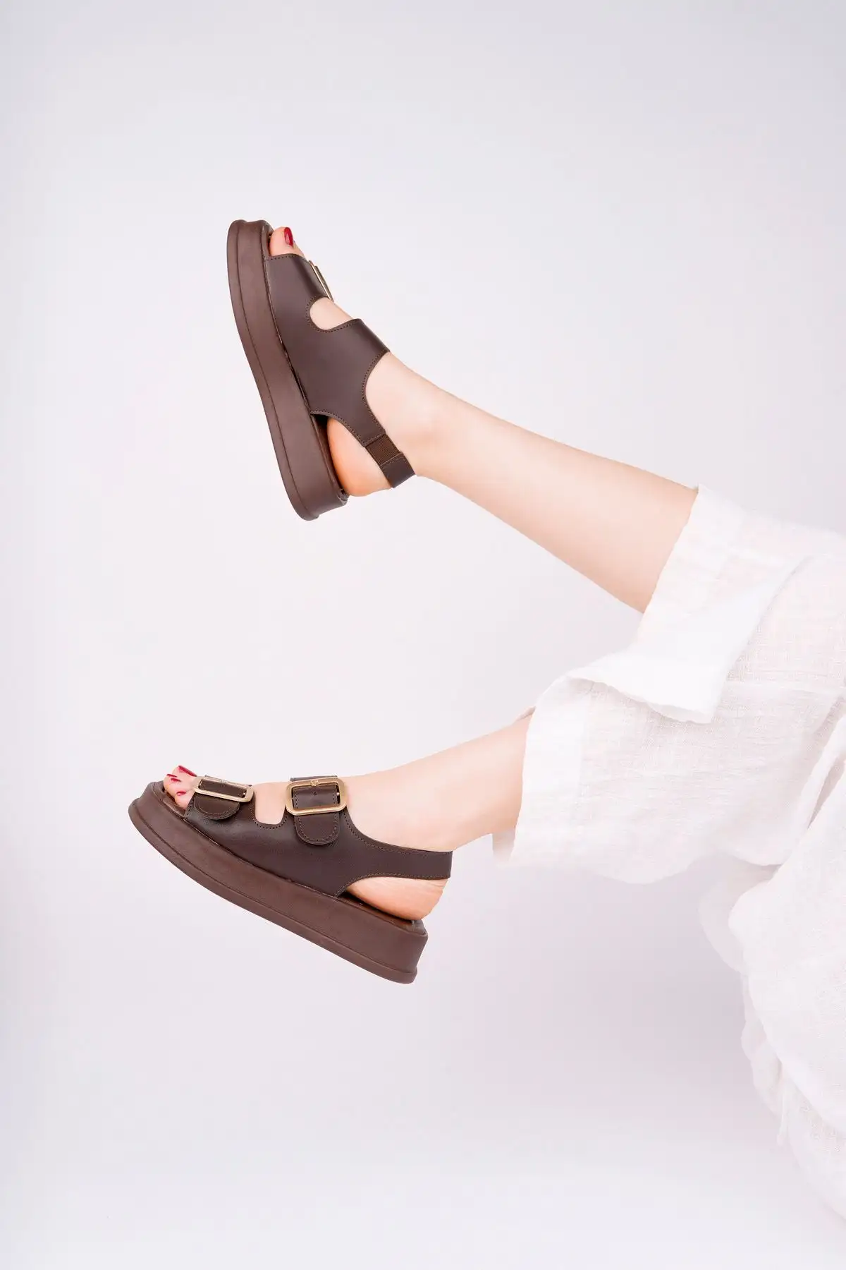 کفش صندل زنانه سا sandalet راحتی با بندهای قابل تنظیم و کشی در قسمت پشتی، با رویه قهوه‌ای و مخصوص خانم‌ها. - 6420