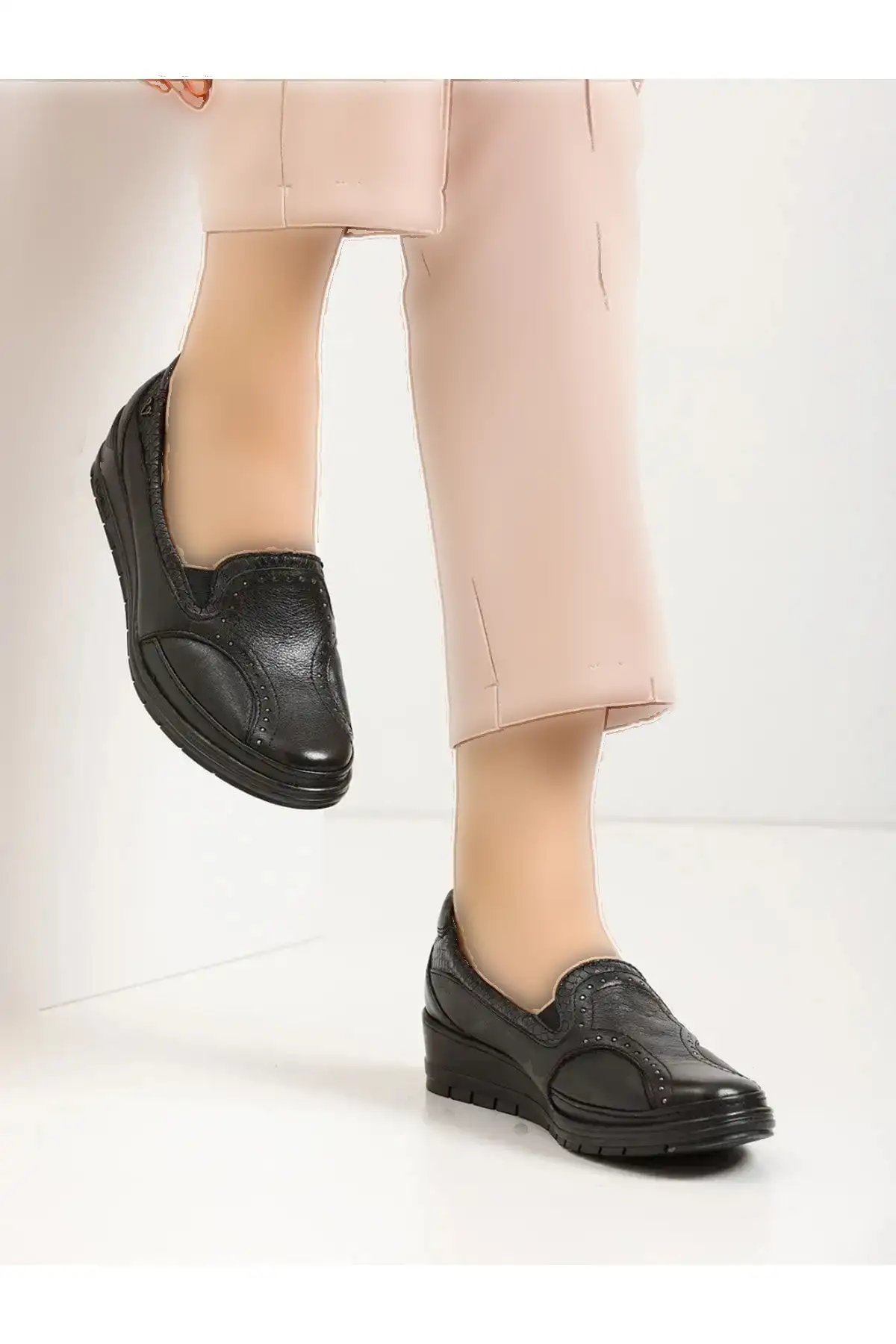 کفش ورزشی روزمره زنانه کژوال مخصوص پای اورتوپدی با بالشتک استخوانی ساخته شده از چرم طبیعی ۲۵۱۰۹ - 5562