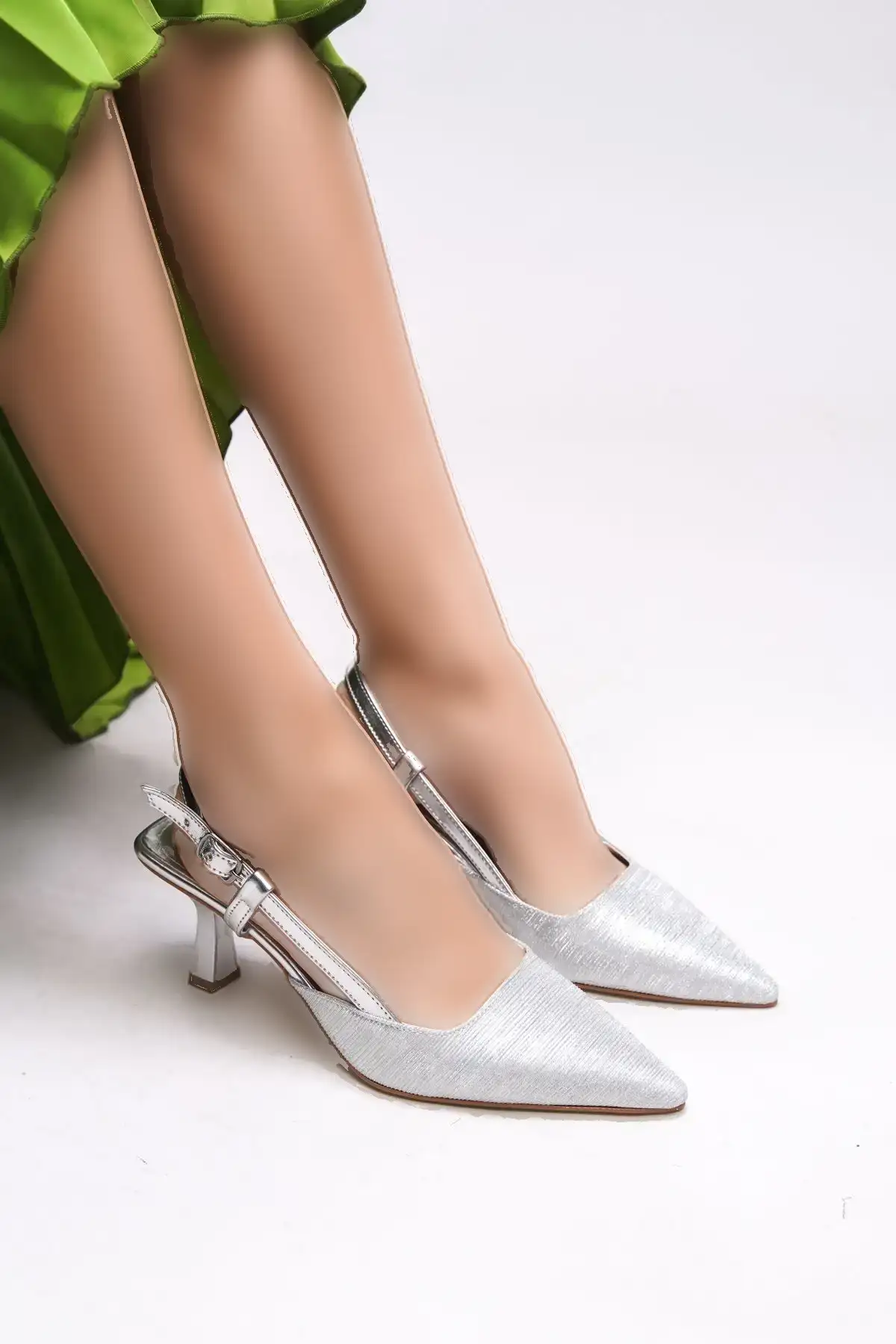 کفش پاشنه بلند زنانه    اوولنیل با نوک تیز و پشت باز مدل 001209 به رنگ نقرهای با بافت مخصوص - 6308 کفش پاشنه بلند زنانه اوولنیل با نوک تیز و پشت باز مدل 001209 به رنگ نقرهای با بافت مخصوص - 6308